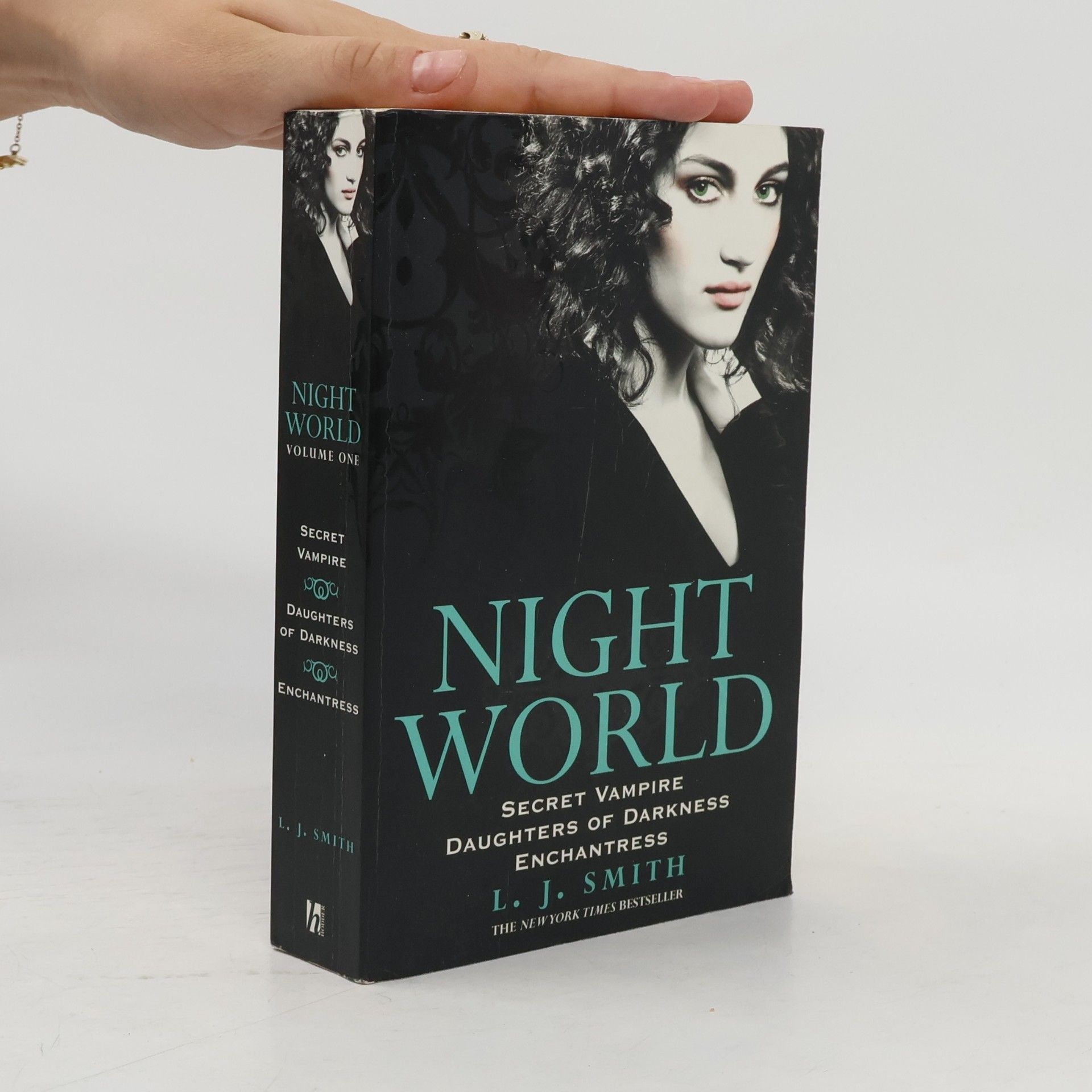 Lisa J. Smith Night world 1: Secret vampire Daughters of darkness Enchantress