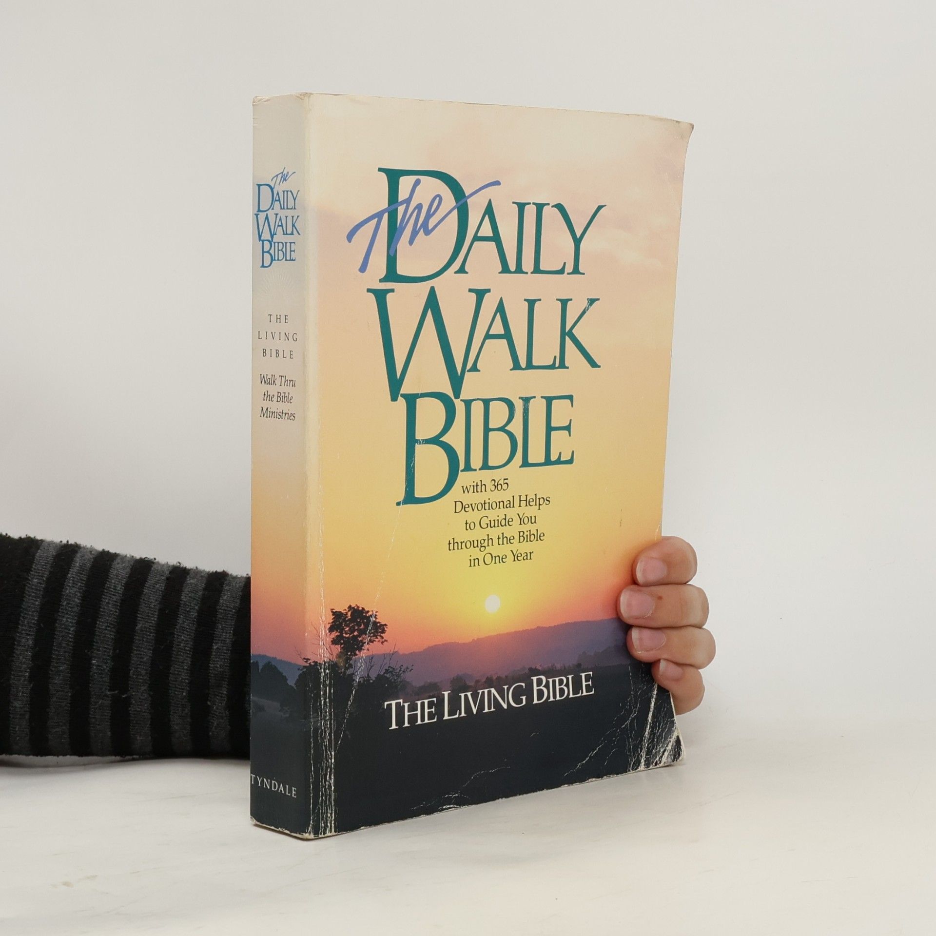 Peter M. Wallace The Living Bible: The Daily Walk Bible With 365 Devotional Helps to Guide You Through the Bible in One Year