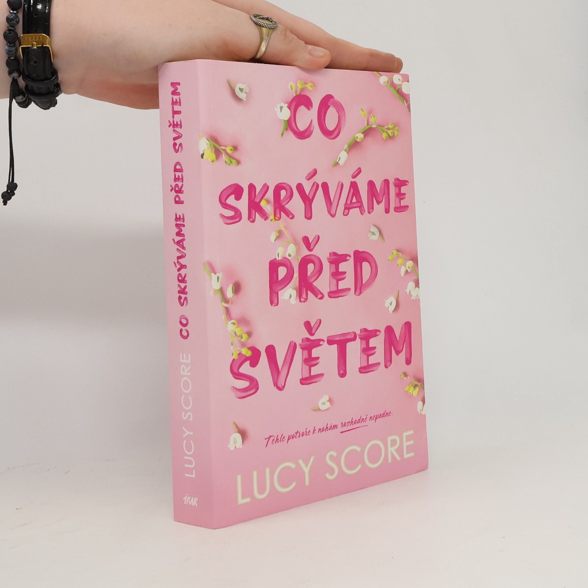 Lucy Score Co skrýváme před světem