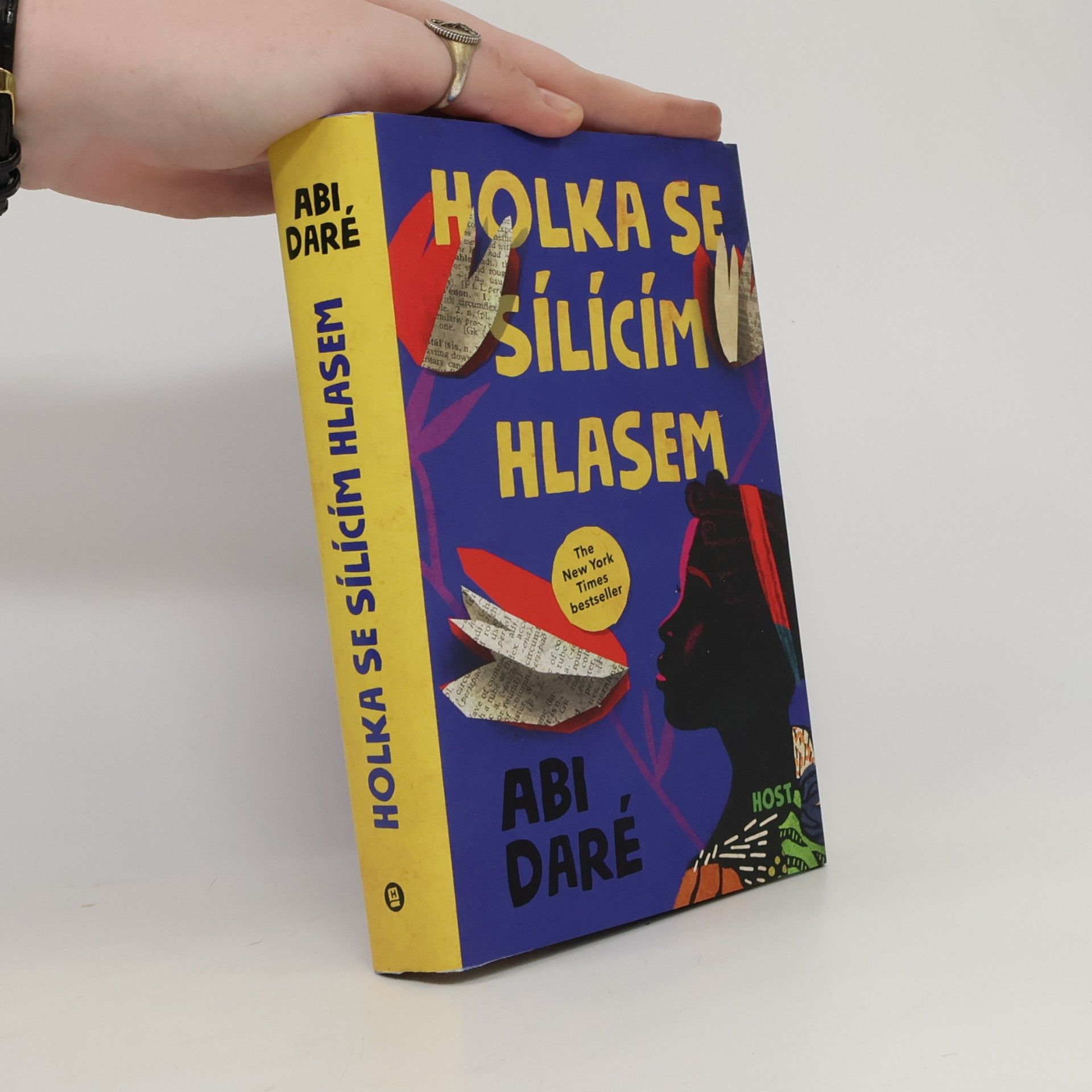 Holka se sílícím hlasem