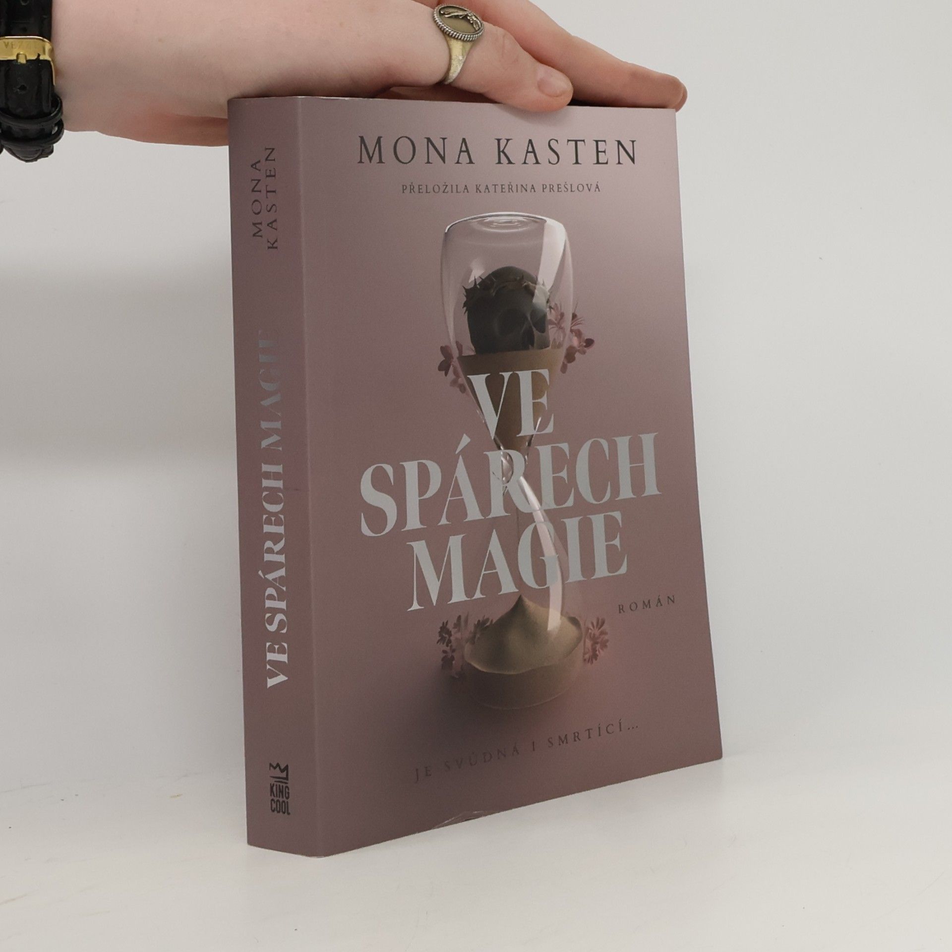 Mona Kasten Ve spárech magie