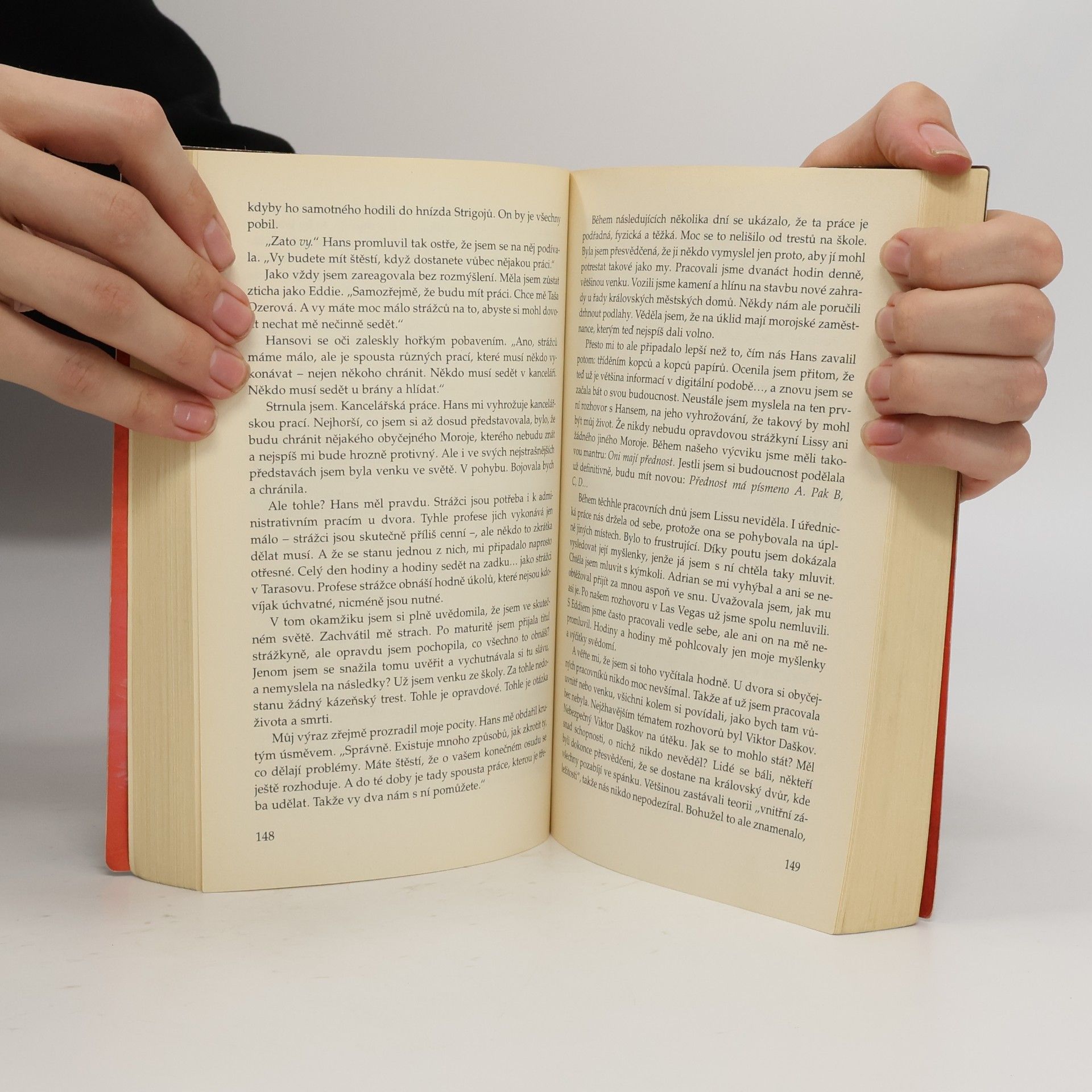 Richelle Mead Vampýrská akademie 5: Spoutáni magií