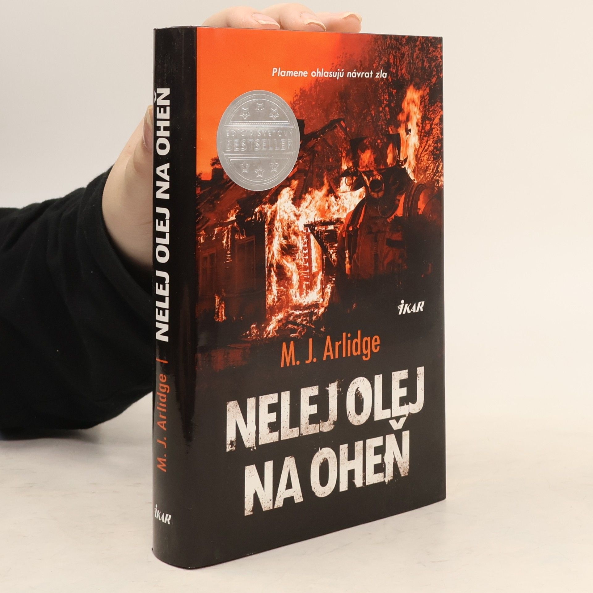 M. J. Arlidge Nelej olej na oheň