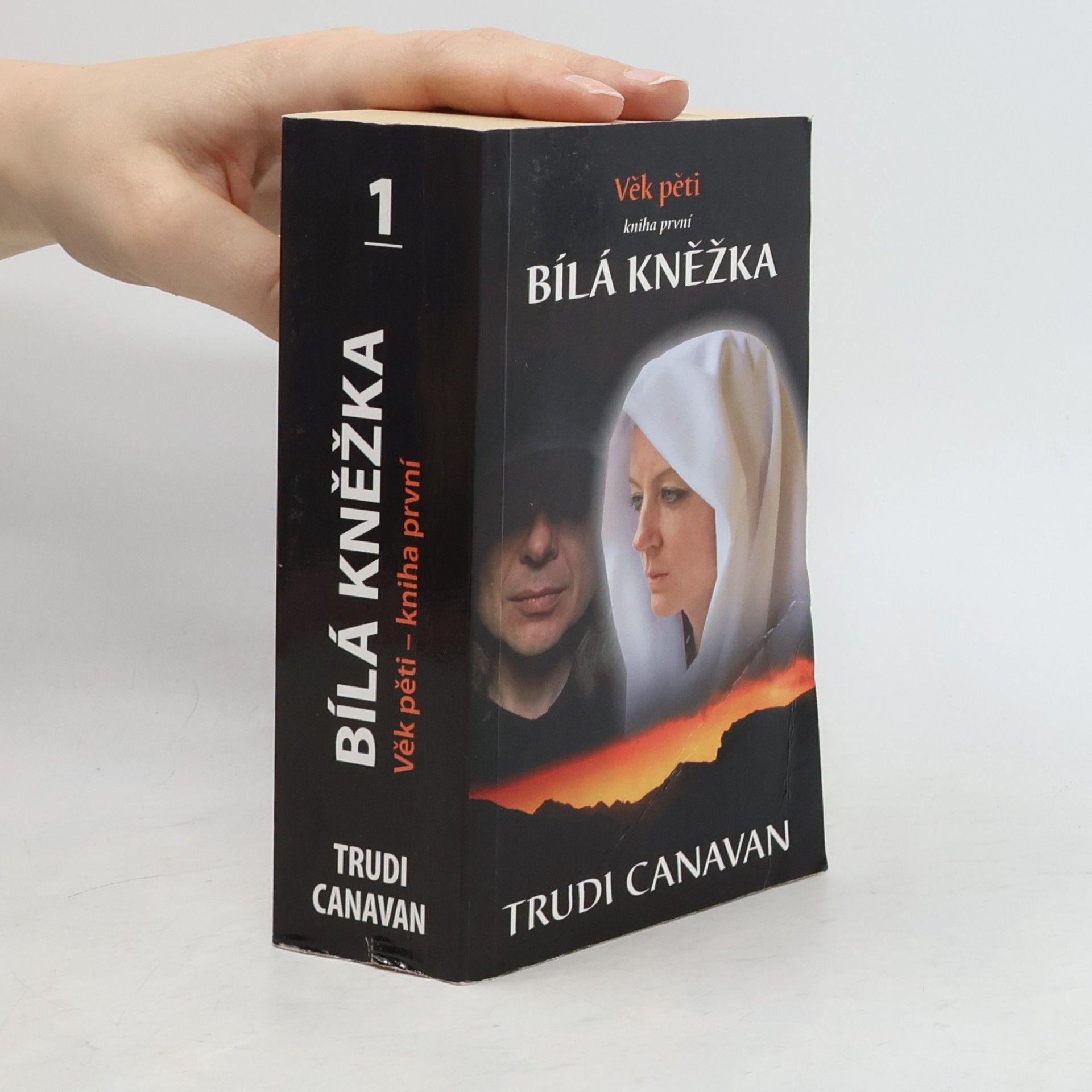 Trudi Canavan Bílá kněžka