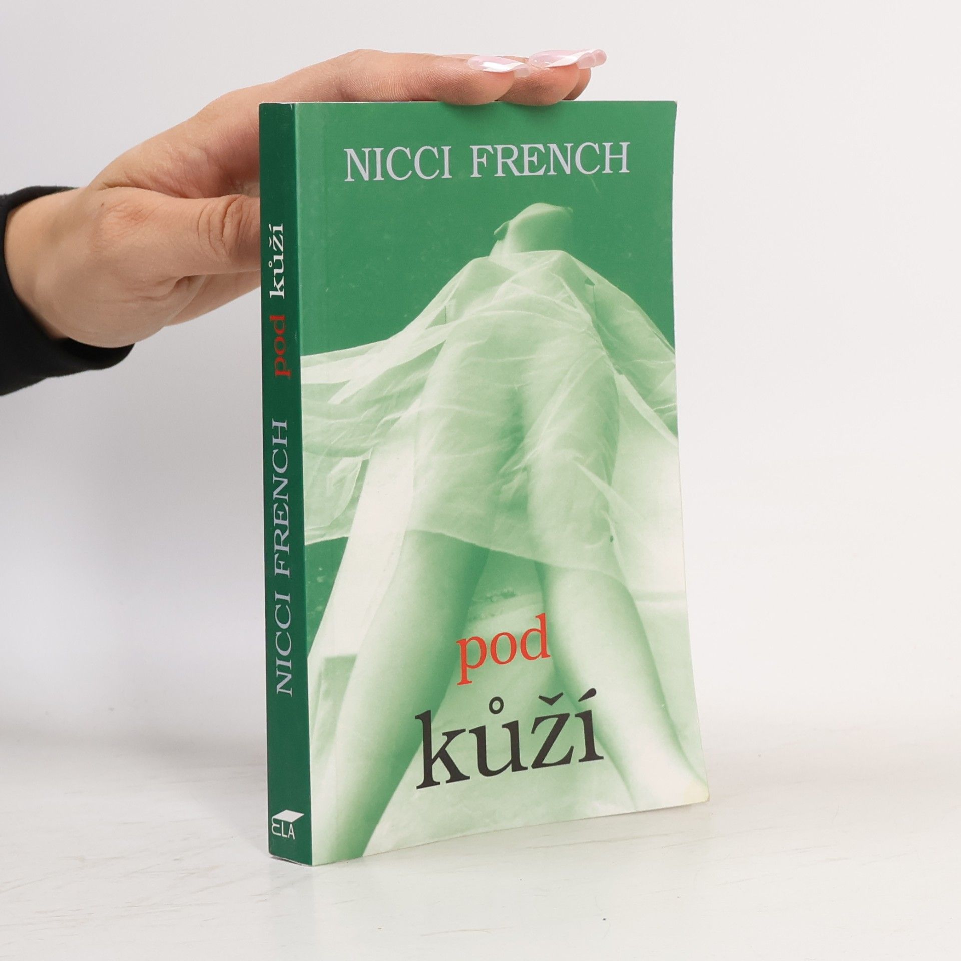 Nicci French Pod kůží
