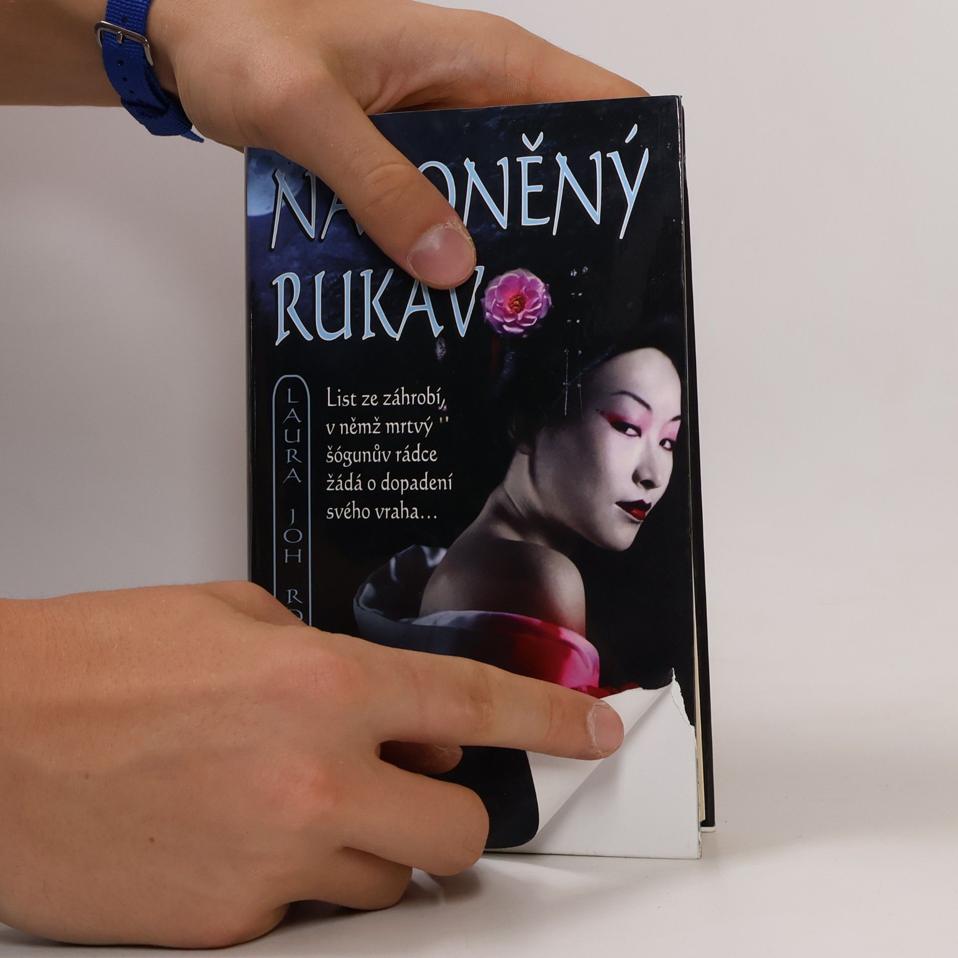 Laura Joh Rowland Navoněný rukáv