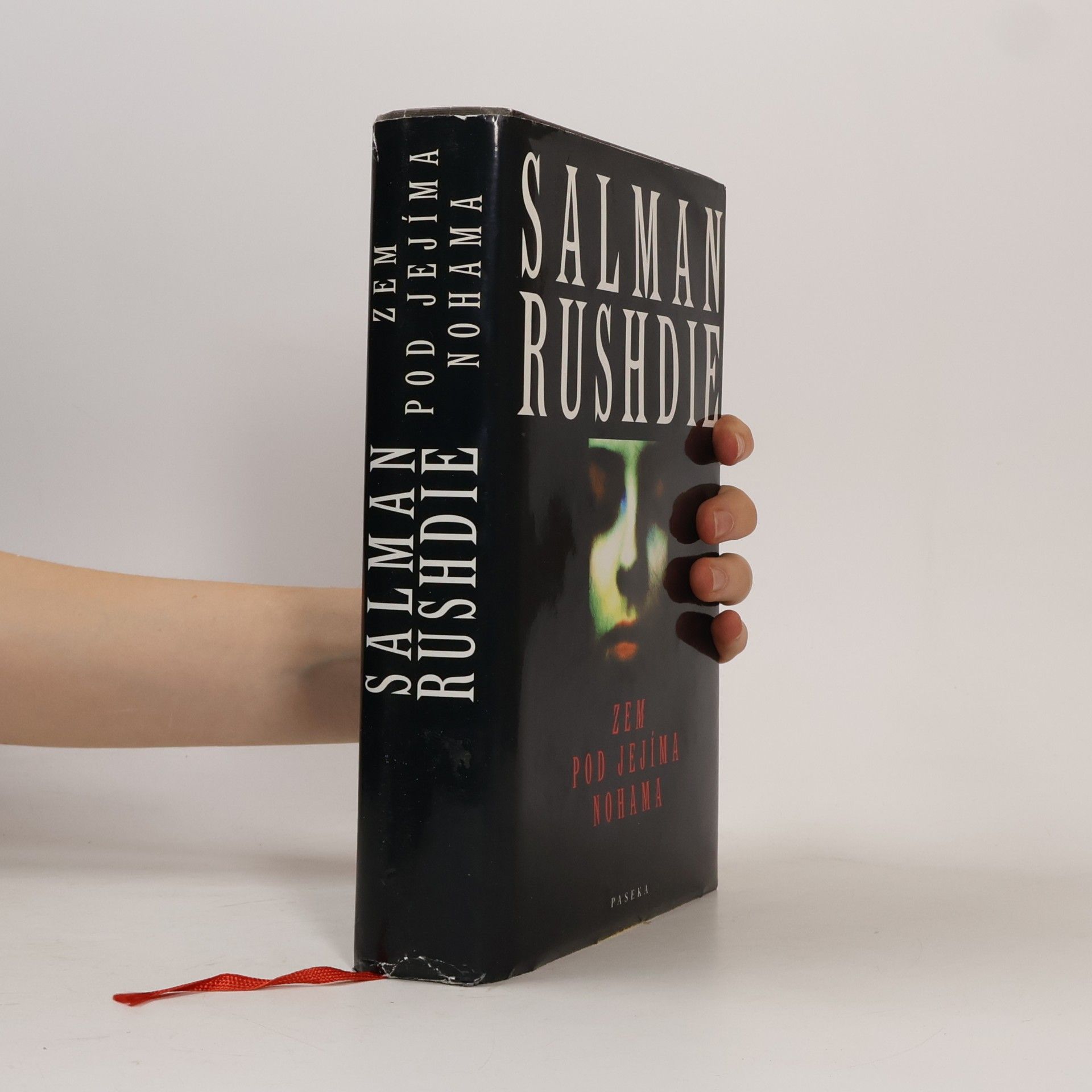 Salman Rushdie Zem pod jejíma nohama