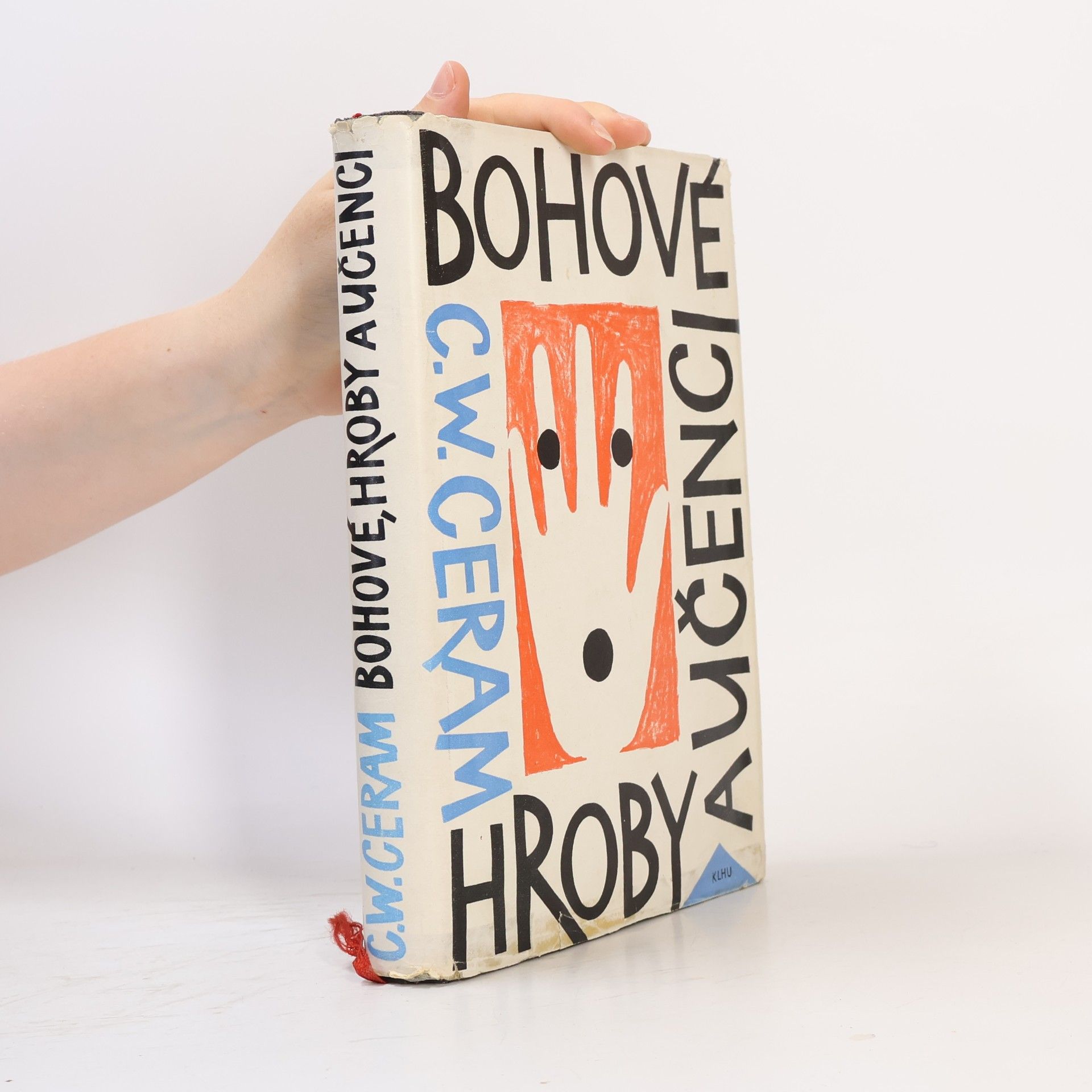 Bohové, hroby a učenci