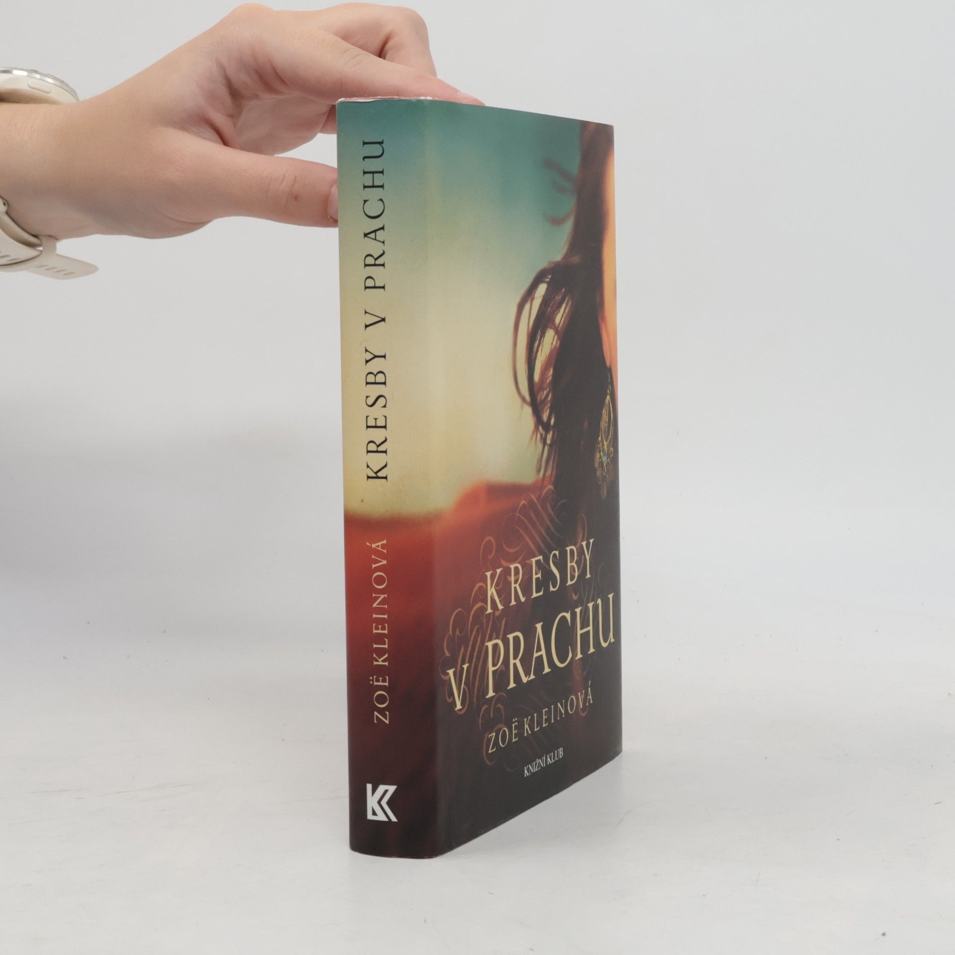 Zoë Klein Kresby v prachu