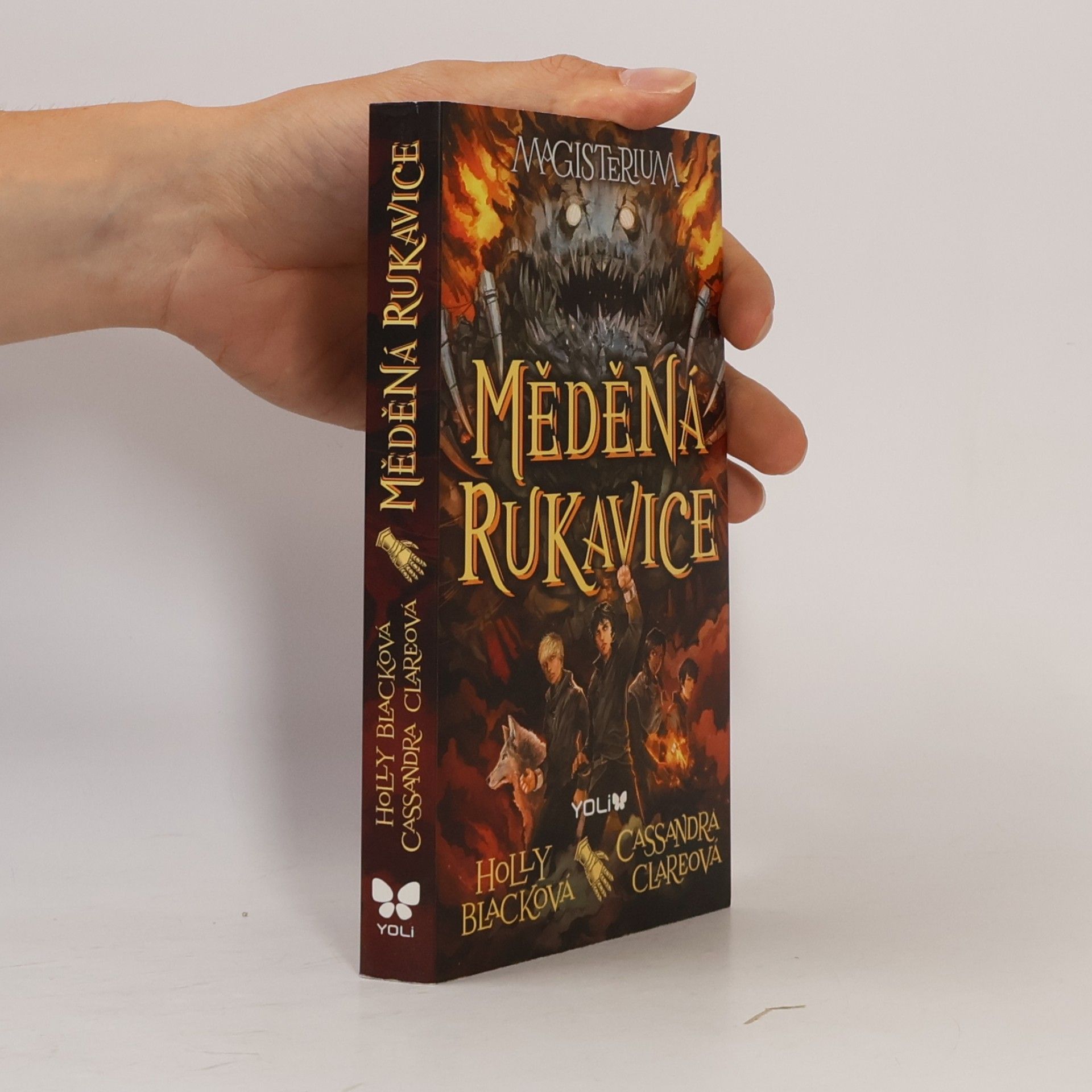 Holly Black Magisterium. Měděná rukavice.