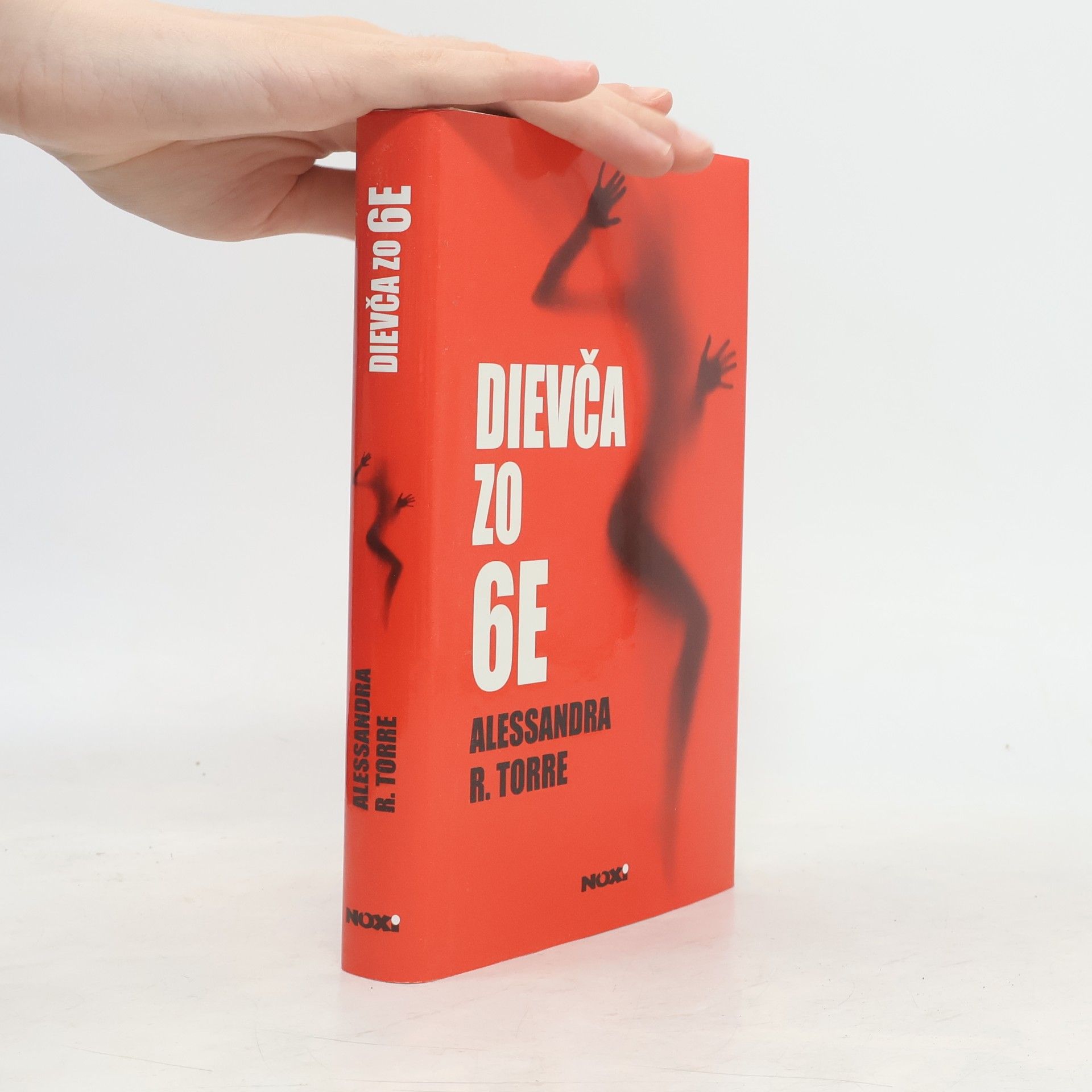 Alessandra Torre Dievča zo 6E