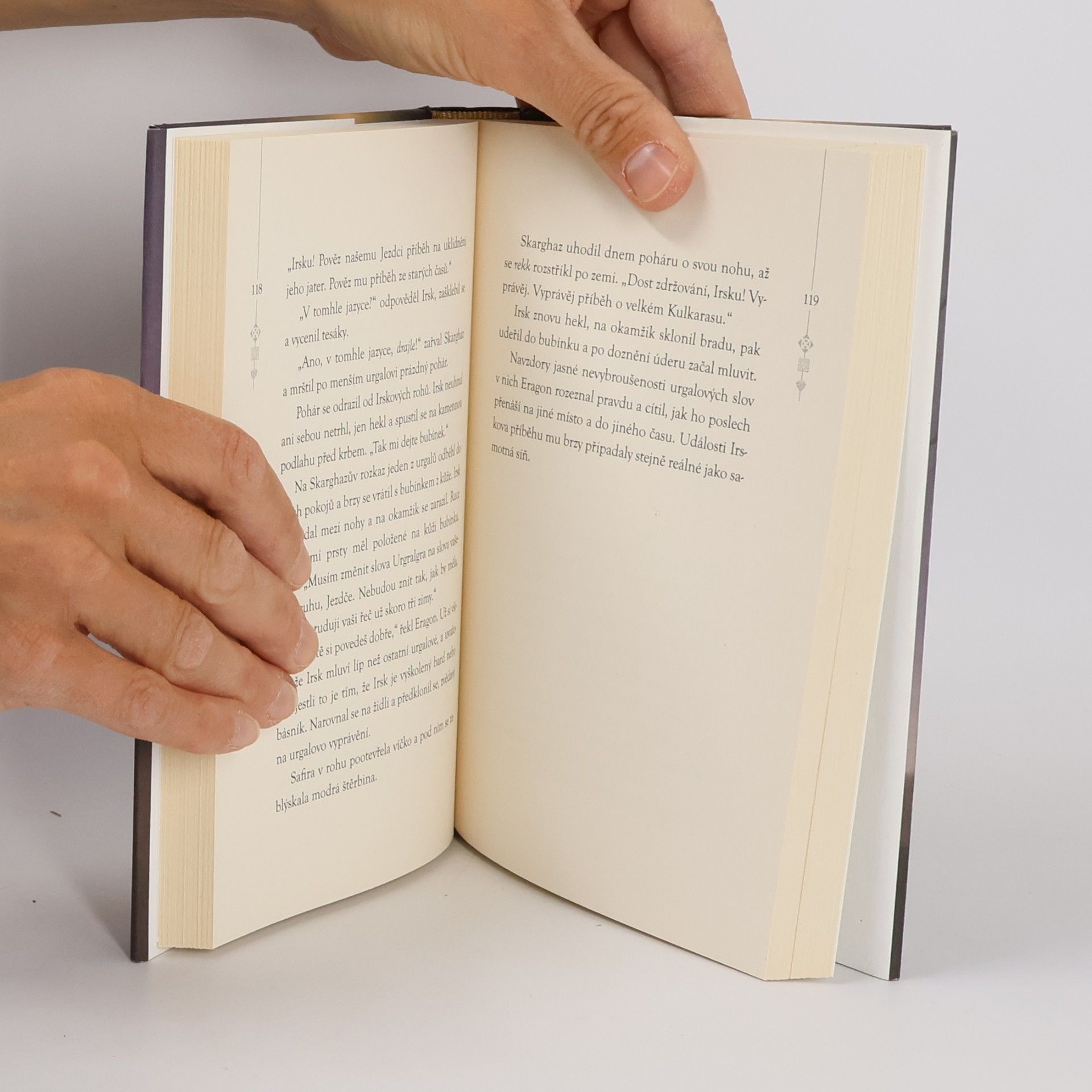 Christopher Paolini Poutník, čarodějnice a červ - Příběhy z Alagaësie I.