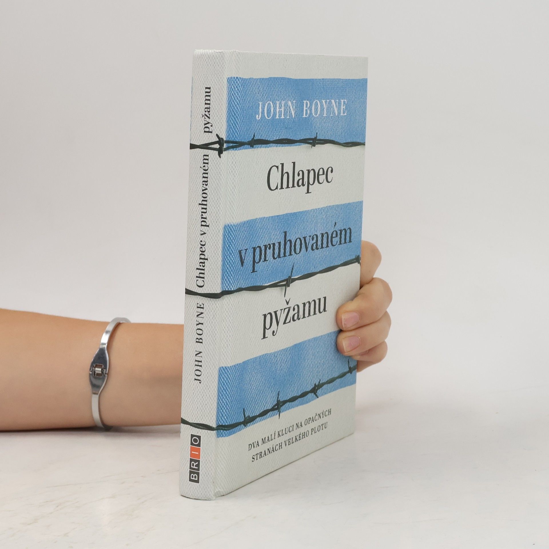 Chlapec v pruhovaném pyžamu