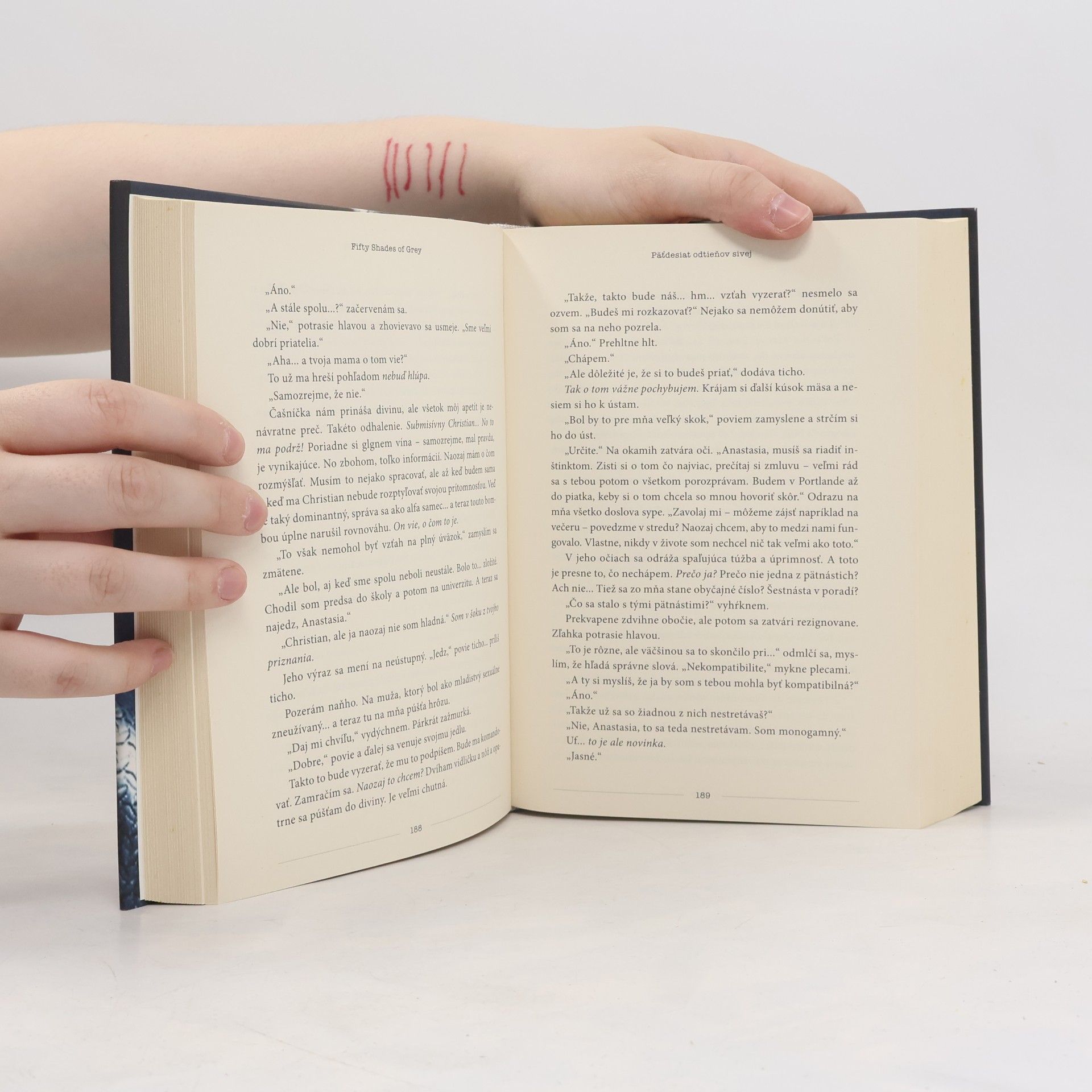 E. L. James Päťdesiat odtieňov sivej