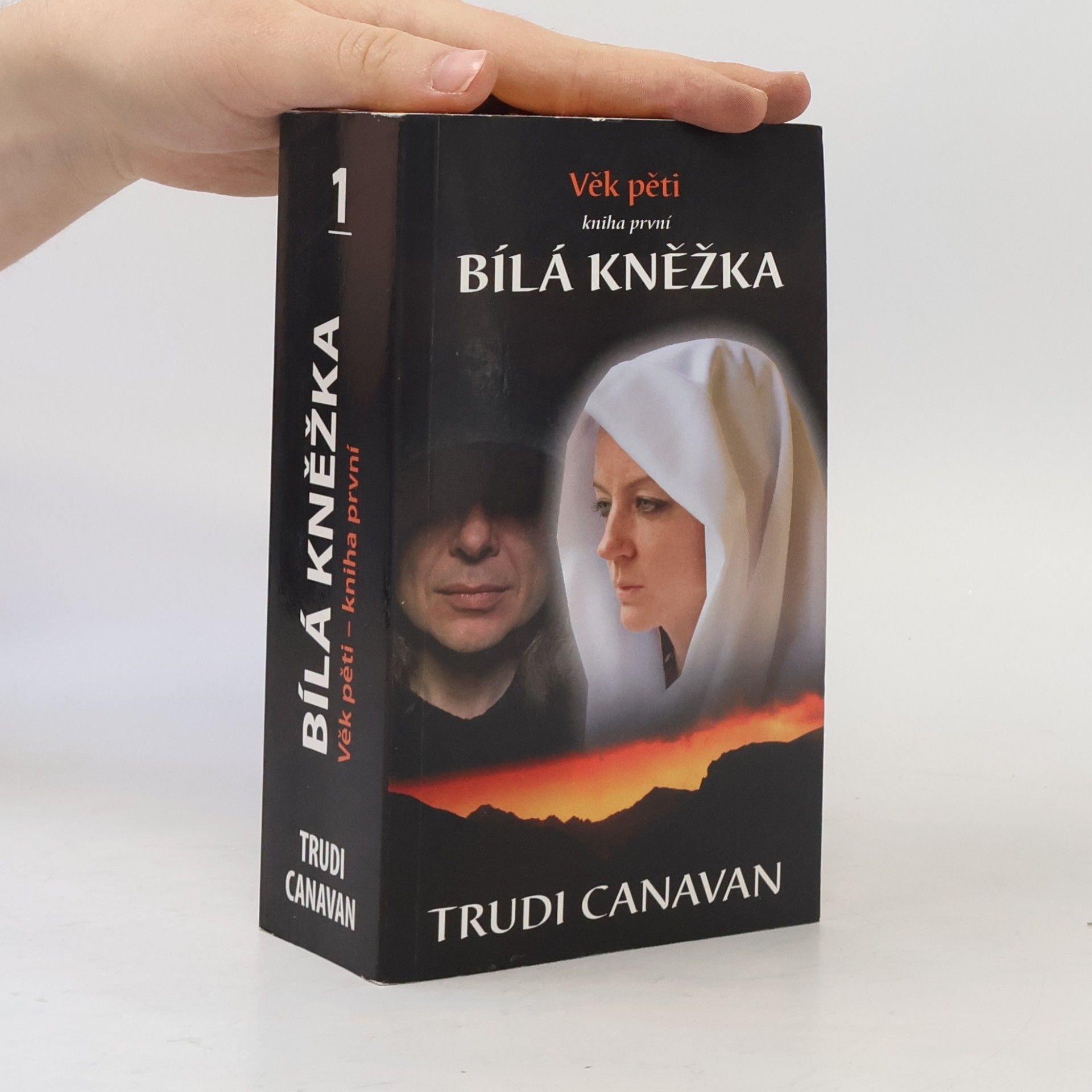 Trudi Canavan Bílá kněžka