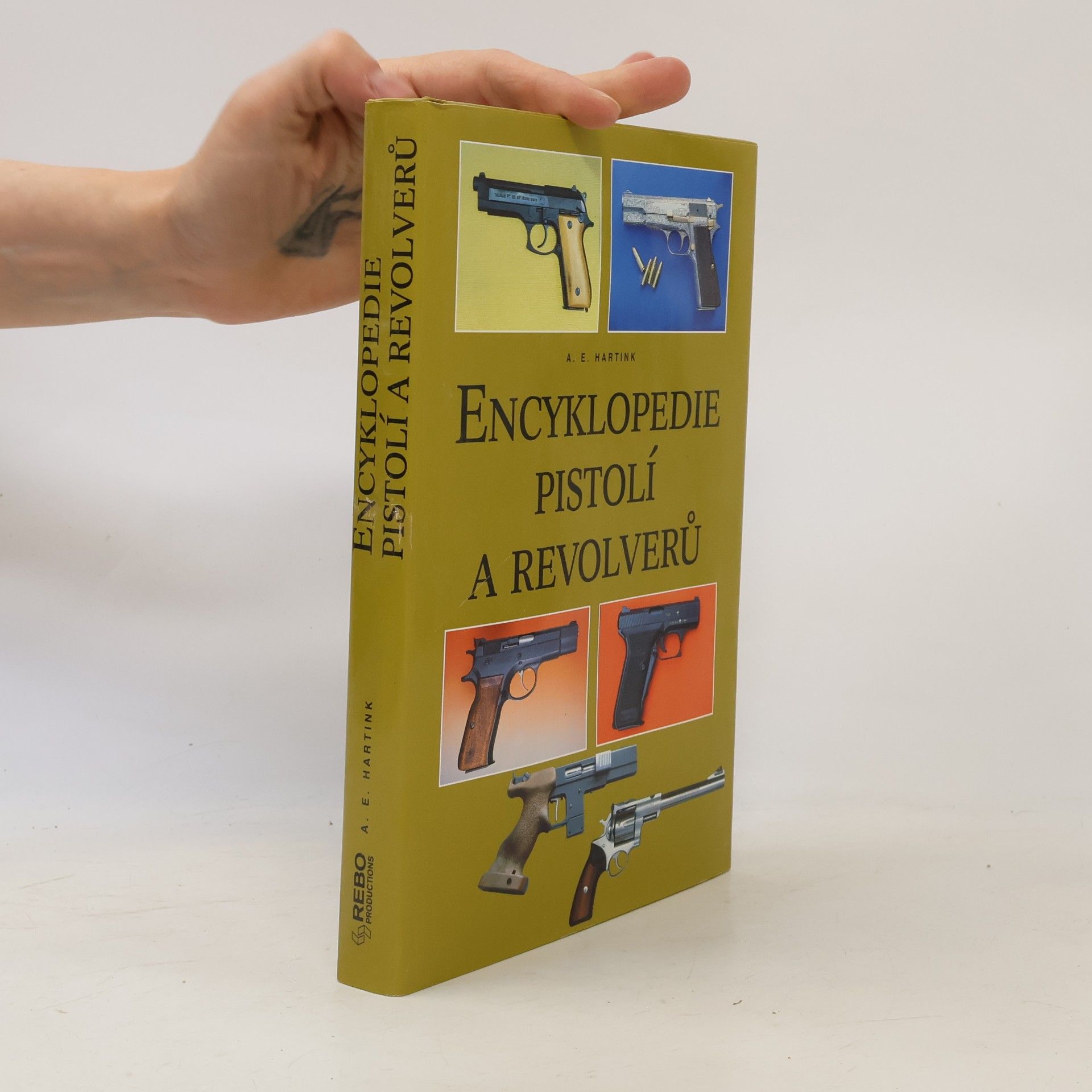 A. E. Hartink Encyklopedie pistolí a revolverů