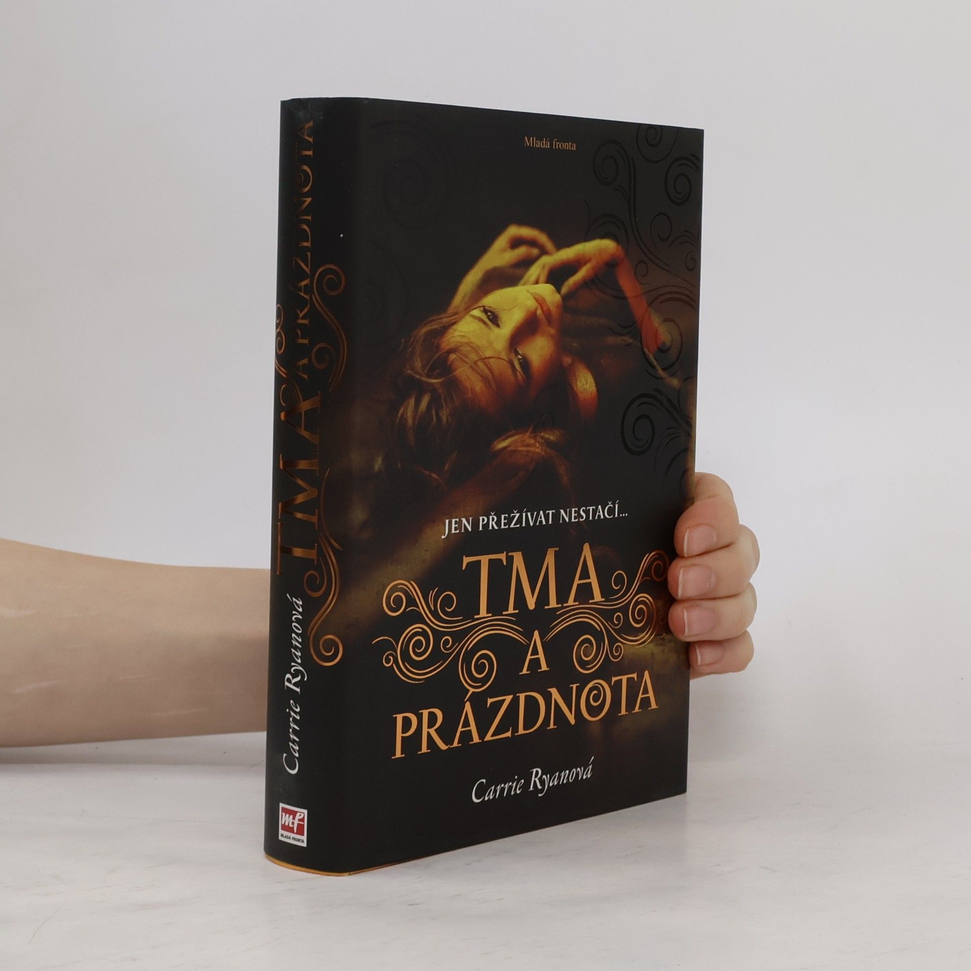 Carrie Ryan Tma a prázdnota : jen přežívat nestačí