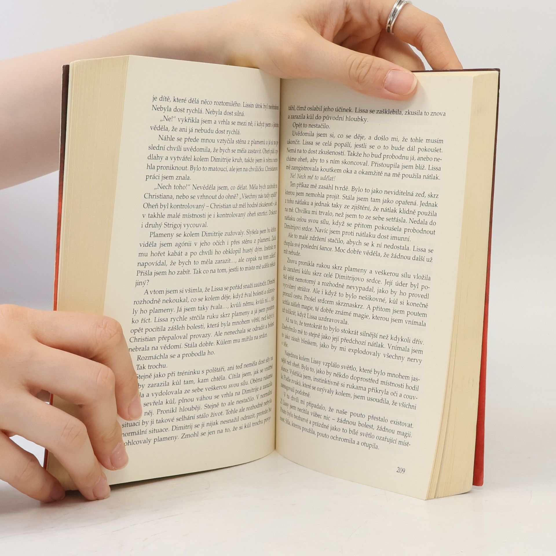 Richelle Mead Vampýrská akademie 5: Spoutáni magií