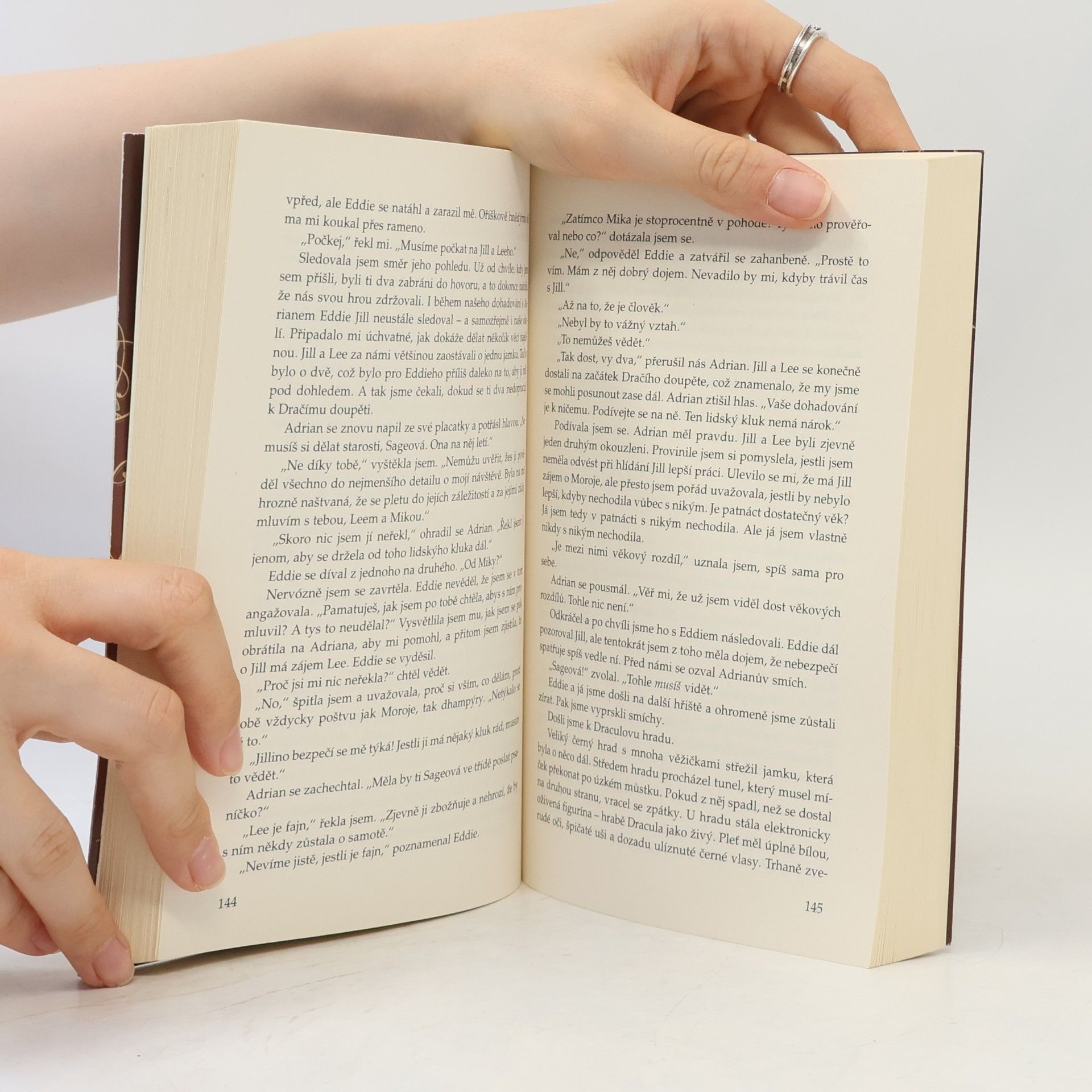 Richelle Mead Pokrevní pouta. 1. díl