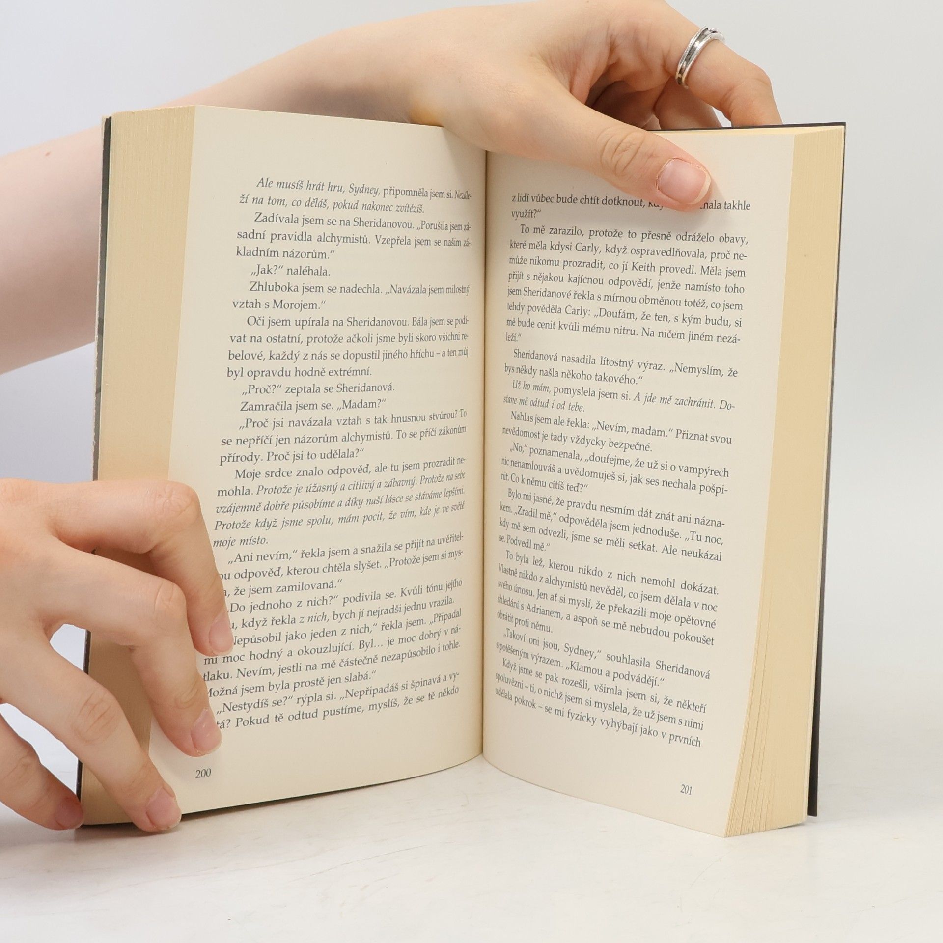 Richelle Mead Stříbrné stíny. Pokrevní pouta. 5. díl