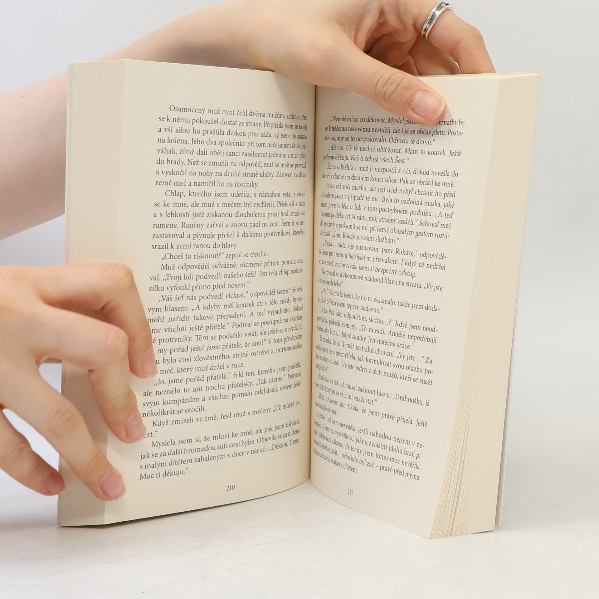 Richelle Mead Půlnoční klenot. Třpytný dvůr 2. díl