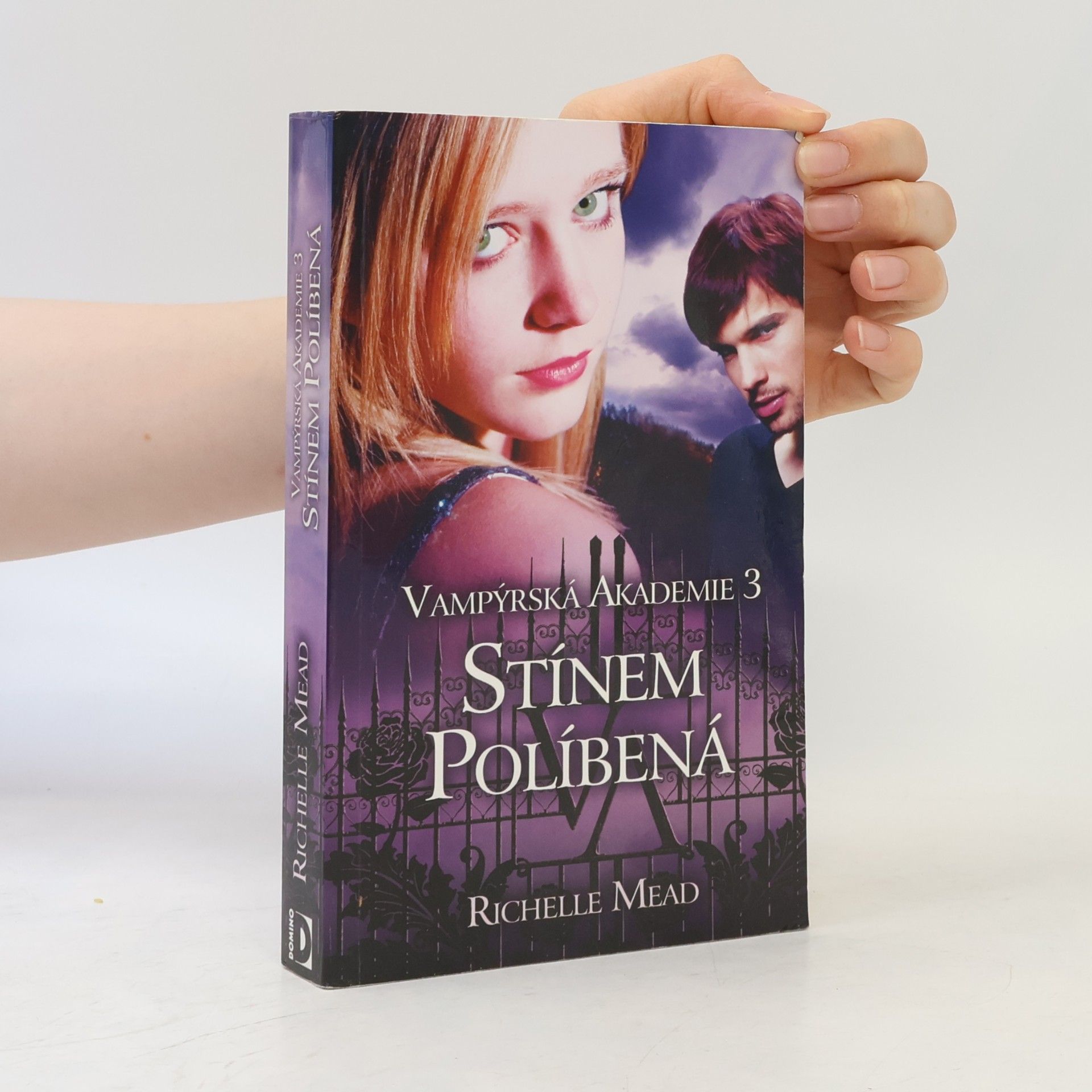 Richelle Mead Vampýrská akademie 3: Stínem políbená.