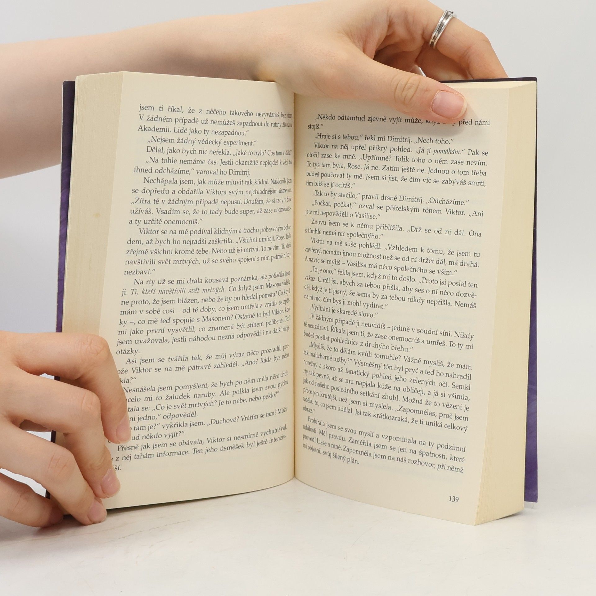 Richelle Mead Vampýrská akademie 3: Stínem políbená.