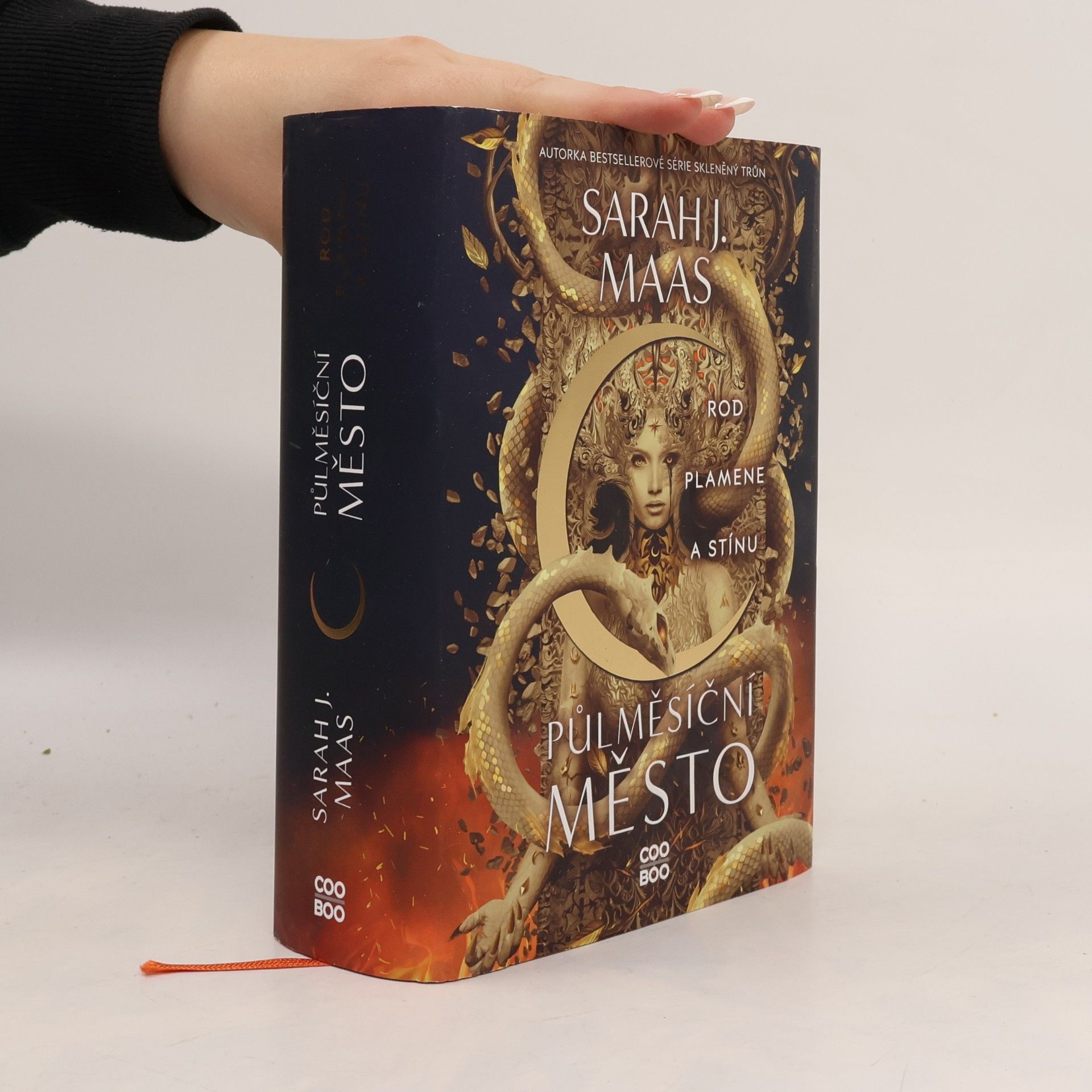 Sarah J. Maas Půlměsíční město. Rod plamene a stínu