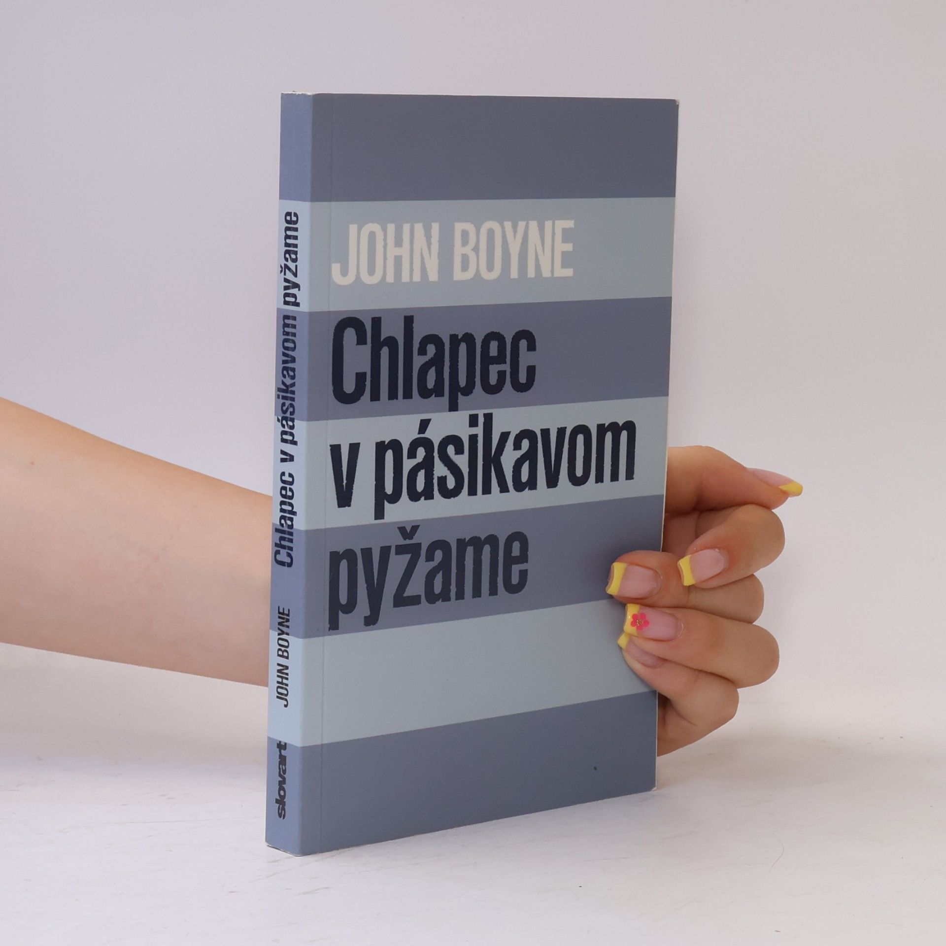 Chlapec v pásikavom pyžame