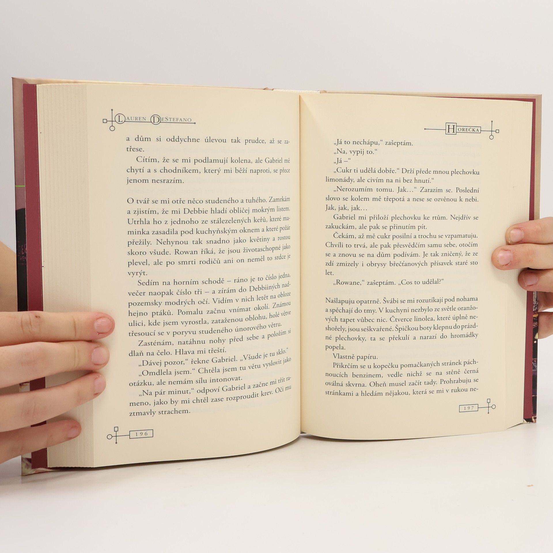 Lauren DeStefano Zahrada nesmrtelnosti 2. Horečka