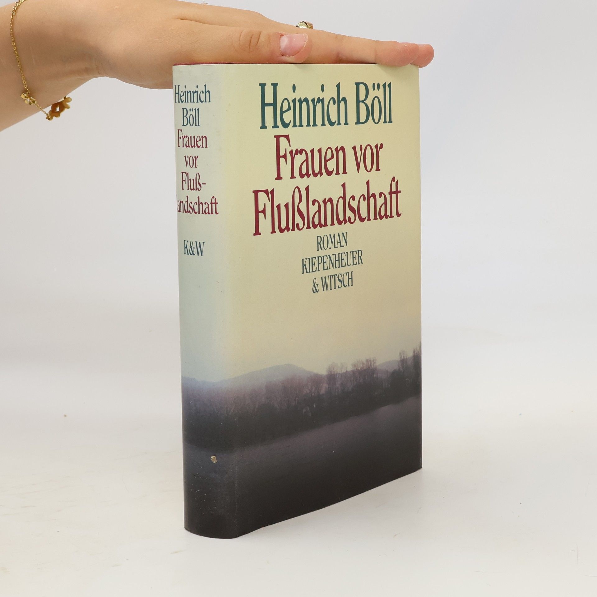 Frauen vor Flusslandschaft