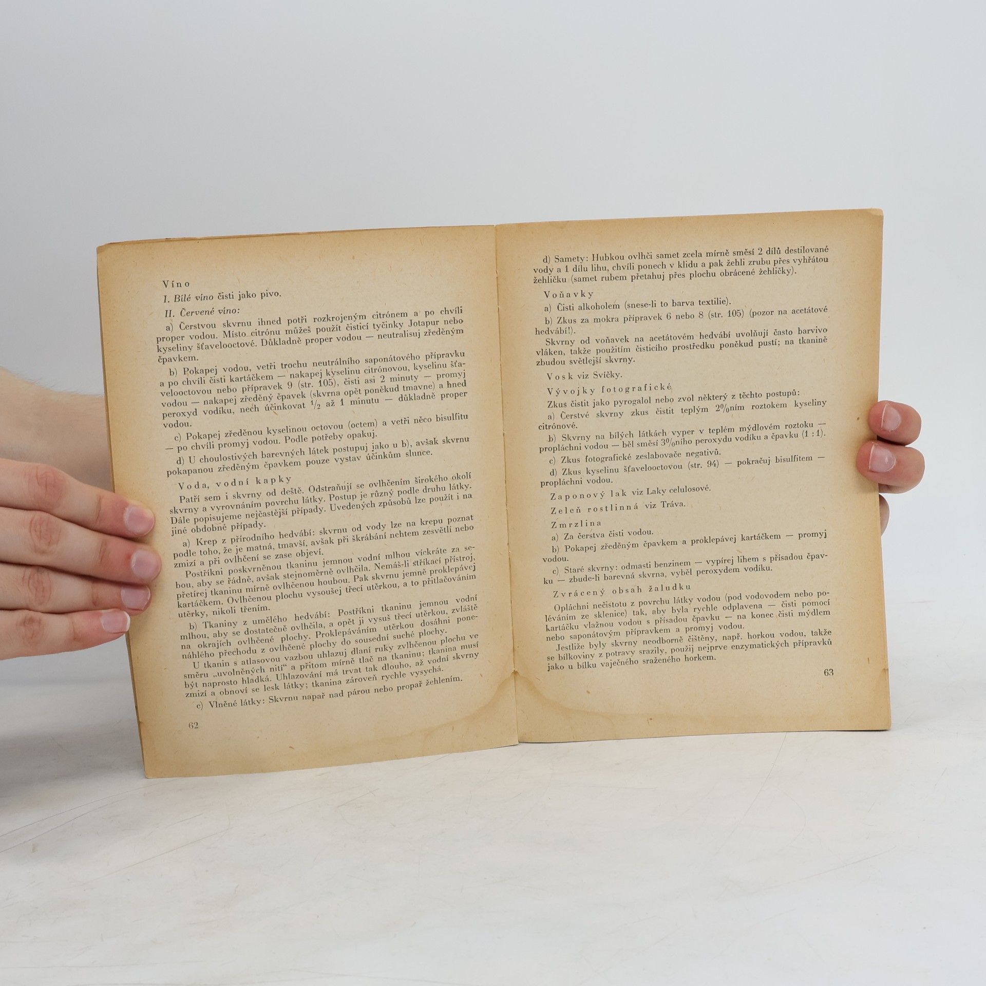 Roman Farský Čištění skvrn a ošetřování textilií, koberců a kožešin