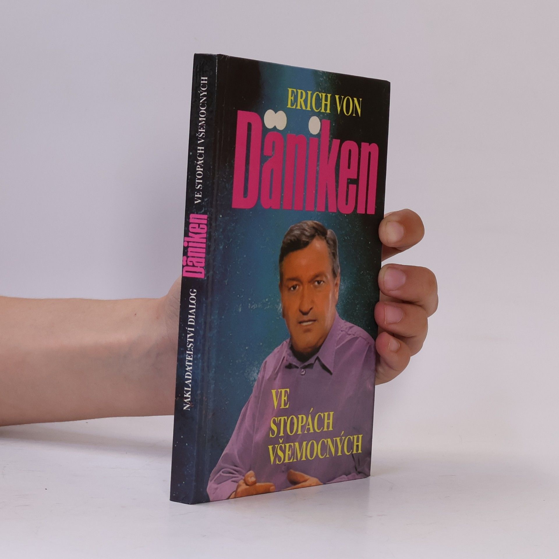 Erich von Däniken Ve stopách všemocných