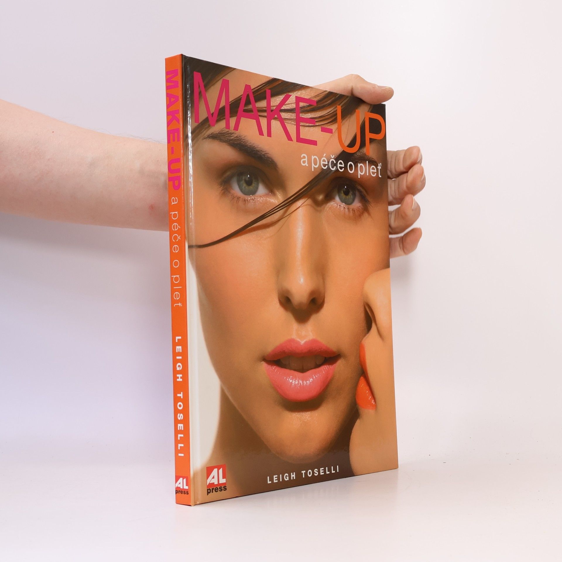 Leigh Toselli Make-up a péče o pleť