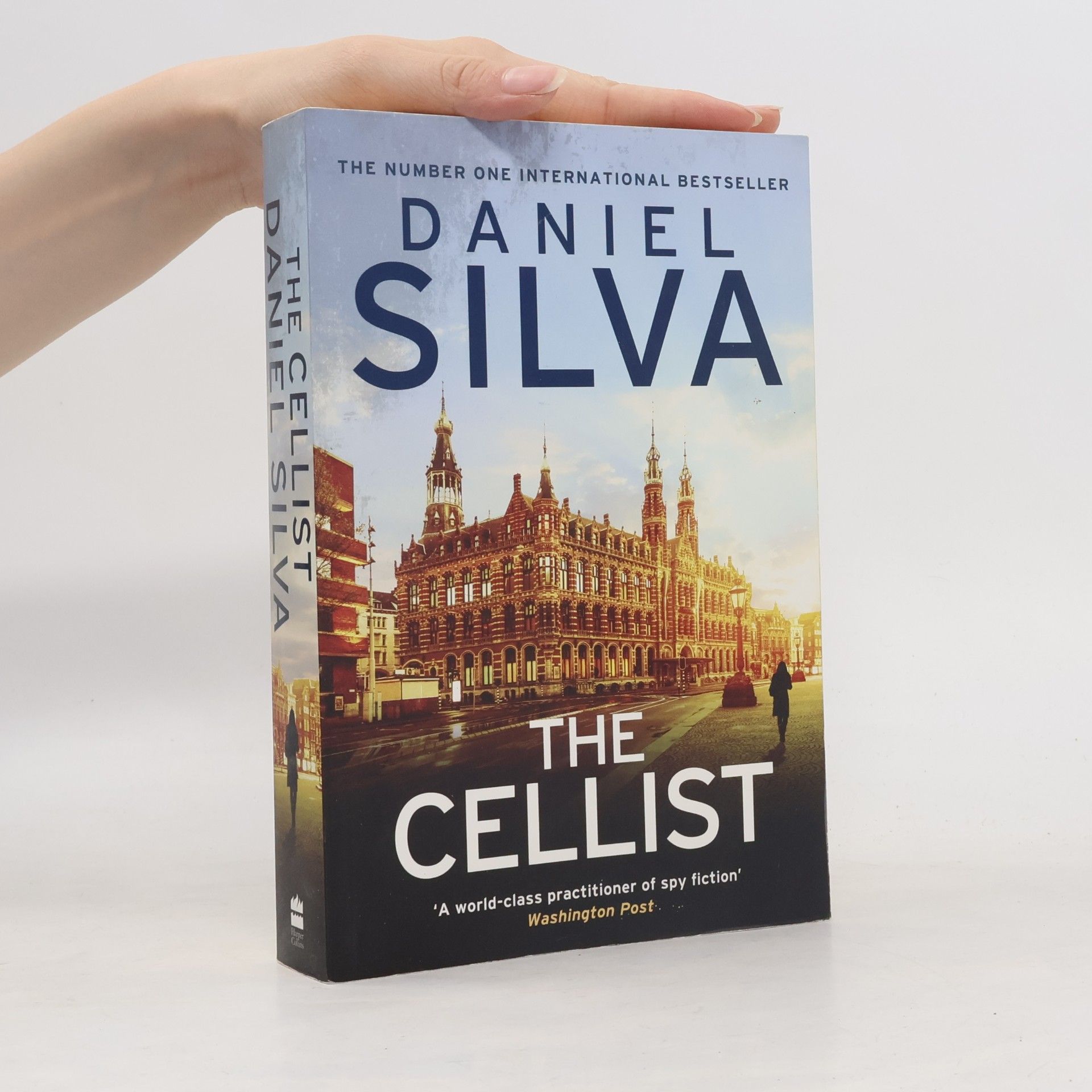 Daniel Silva The Cellist