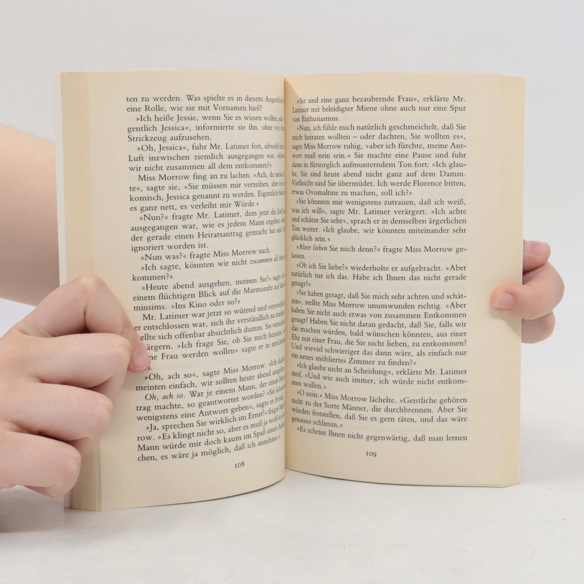 Barbara Pym Tee und blauer Samt