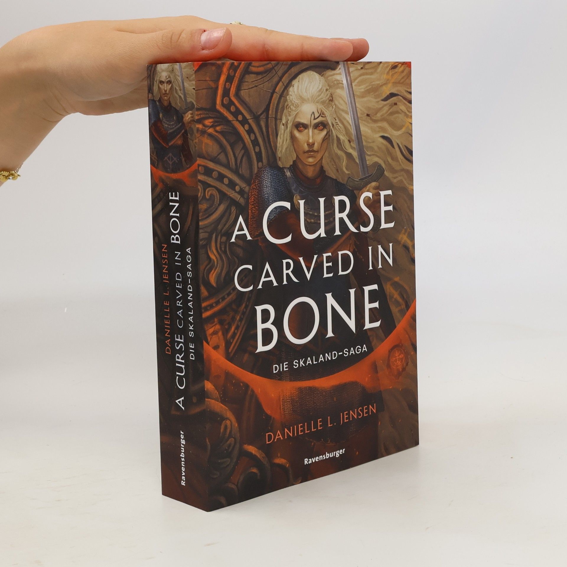 Die Skaland-Saga - 2: A Curse Carved in Bone - Limitierte Auflage mit Farbschnitt