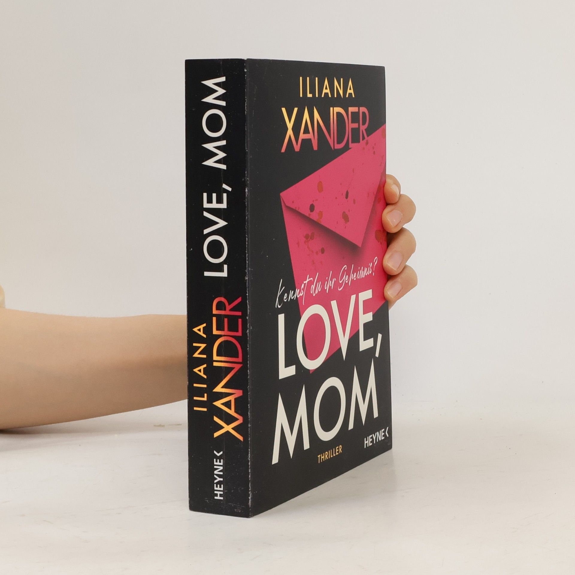 Iliana Xander Love, Mom