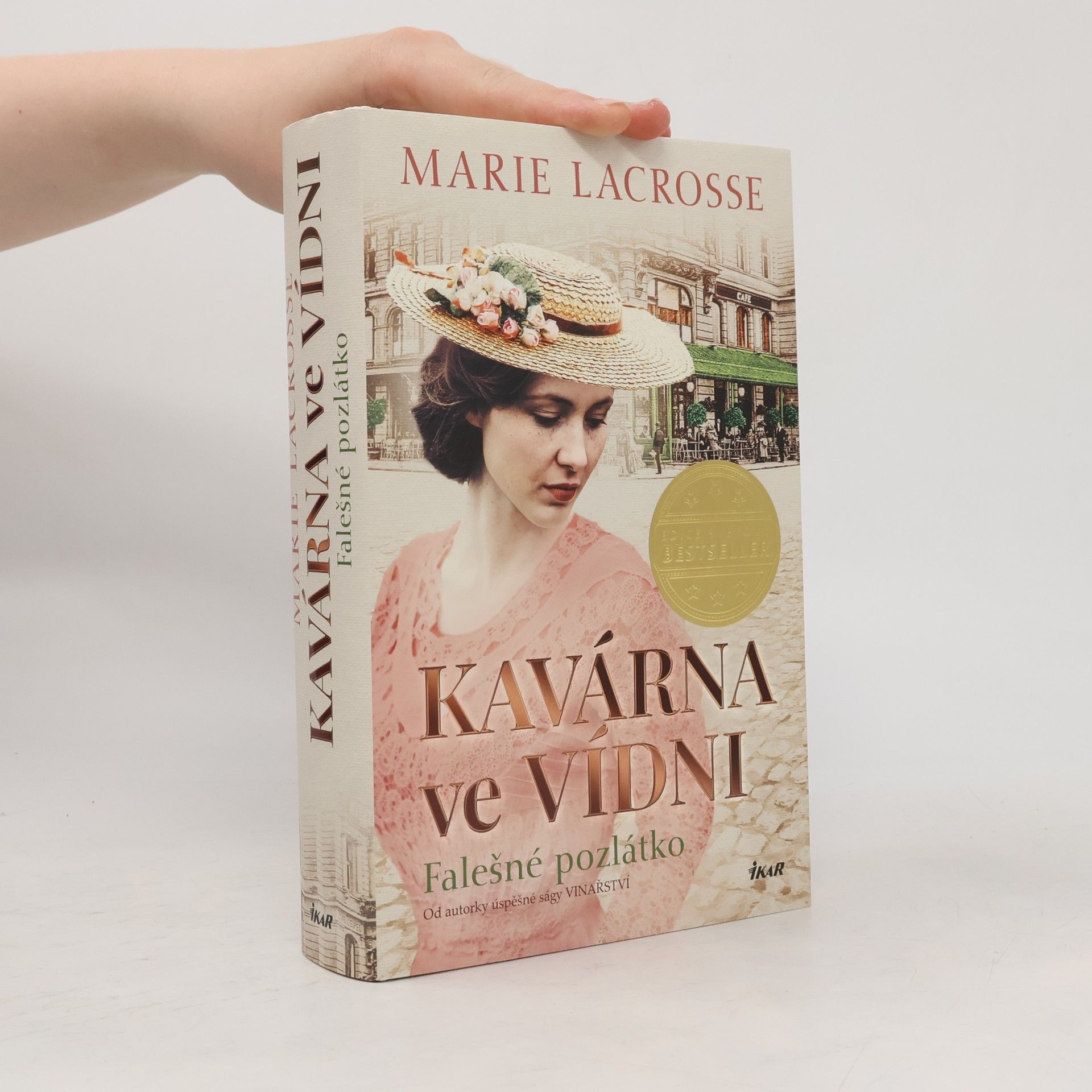Marie Lacrosse Kavárna ve Vídni. Falešné pozlátko