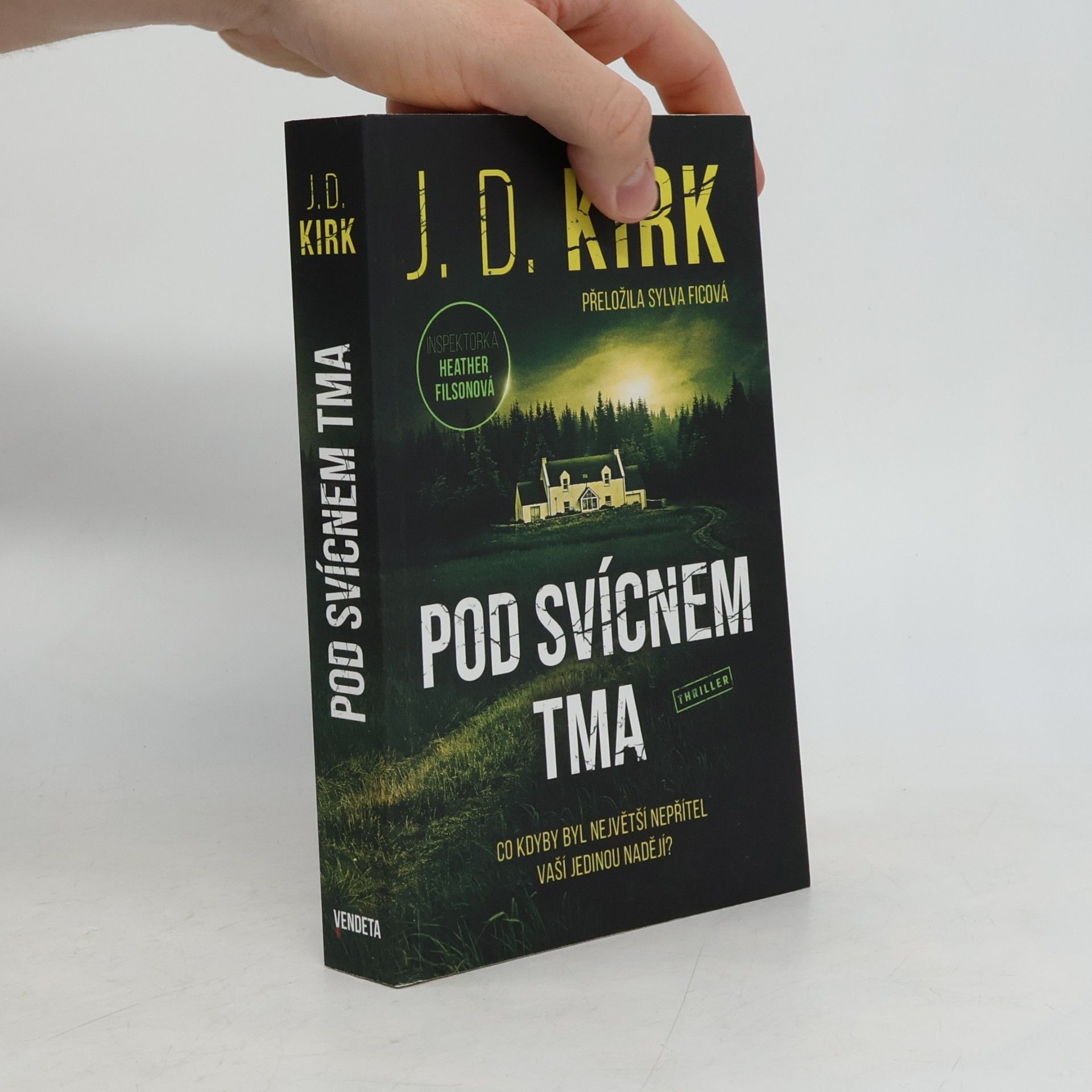 Barry Hutchison Pod svícnem tma