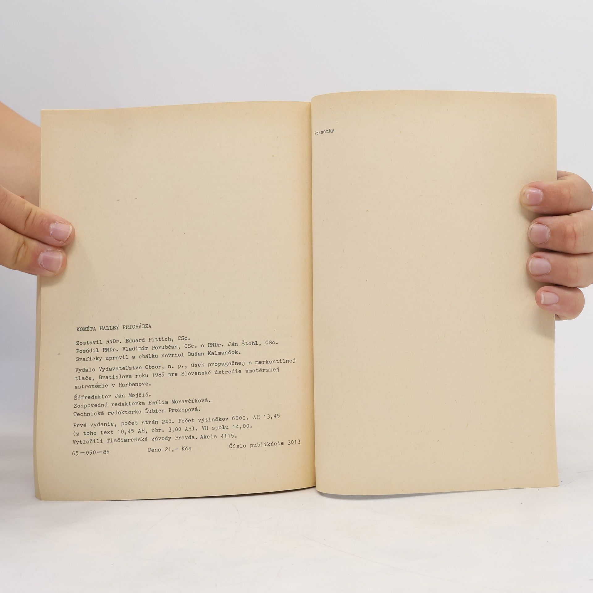 Collectif d'auteurs Kométa Halley prichádza
