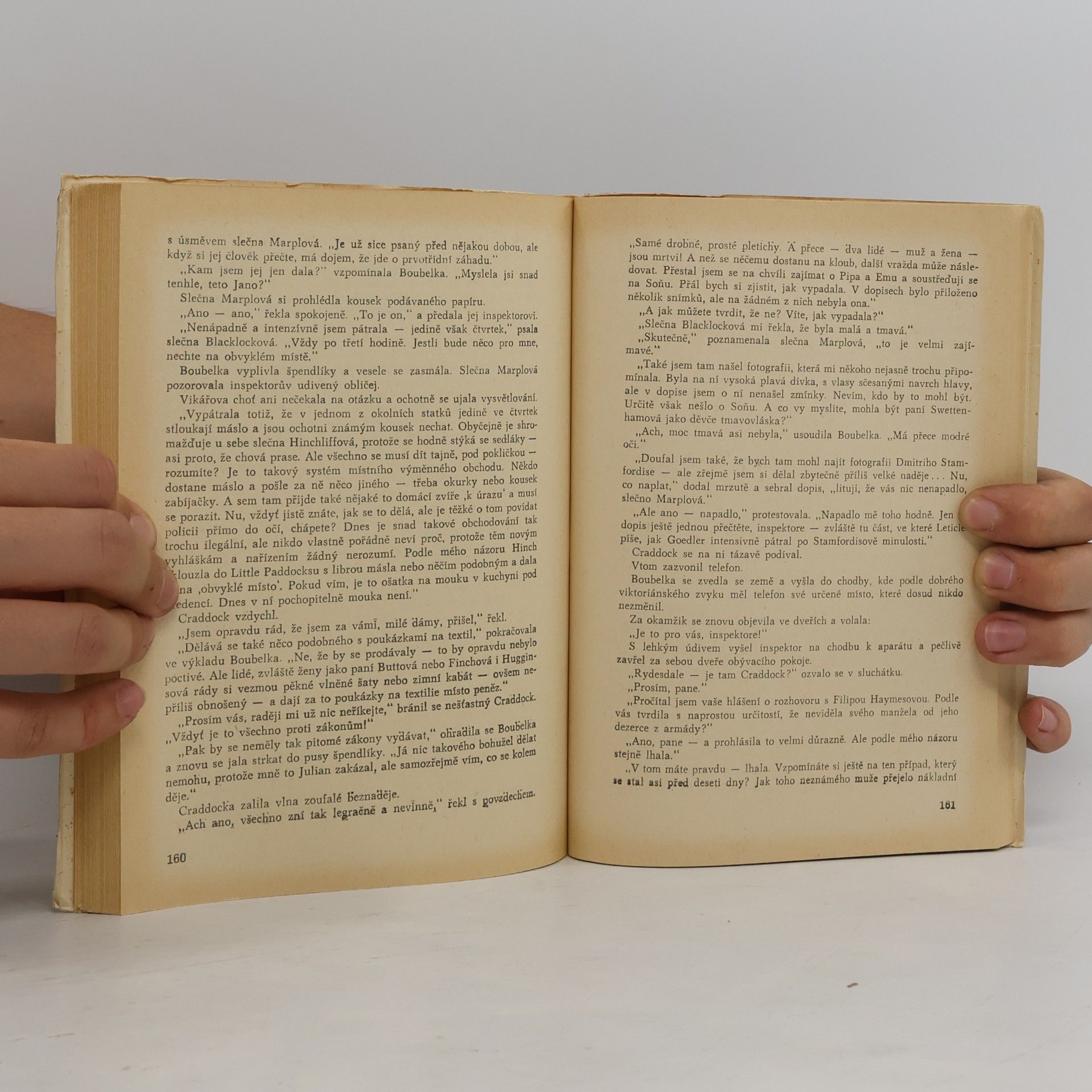 Agatha Christie Oznamuje se vražda