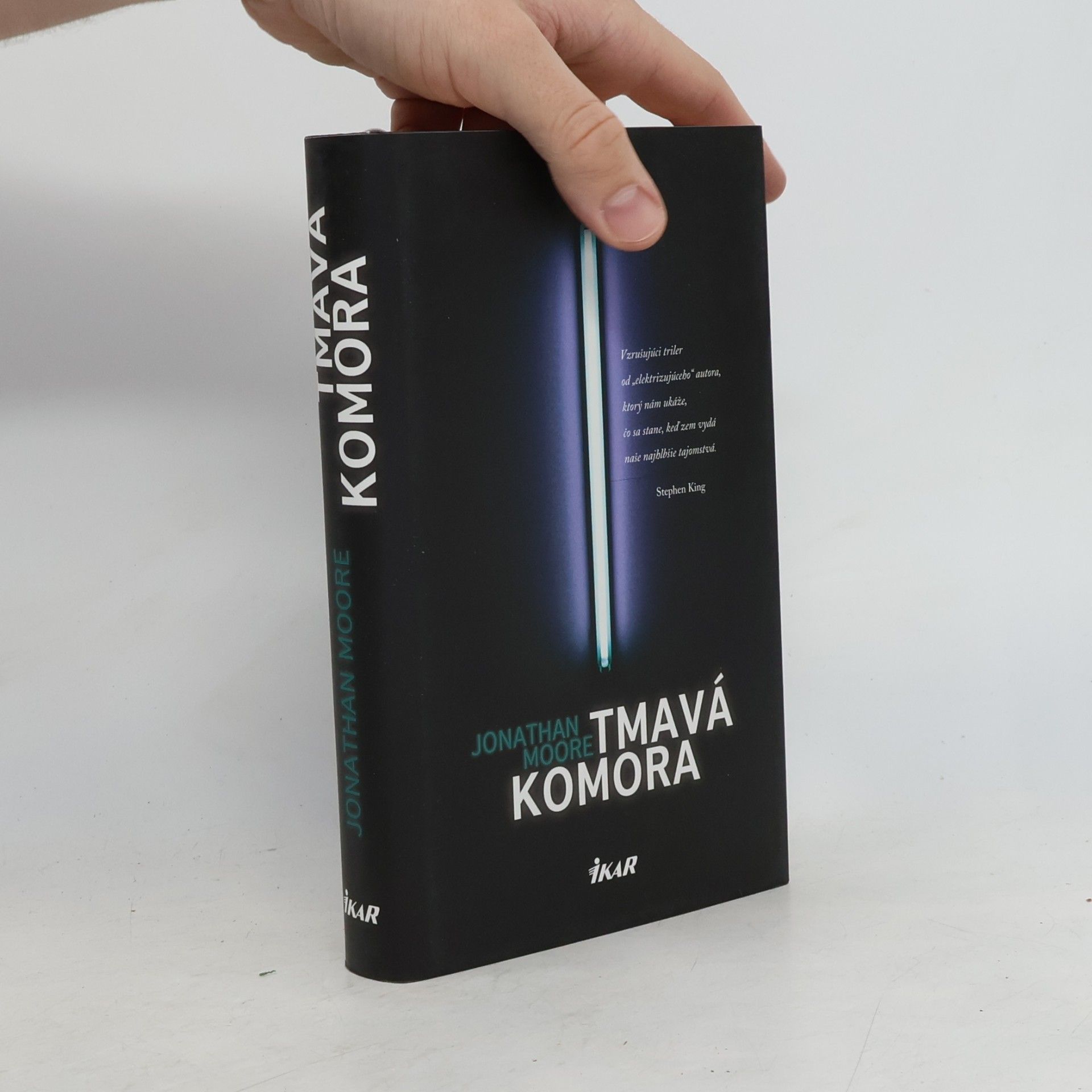 Jonathan Moore Tmavá komora