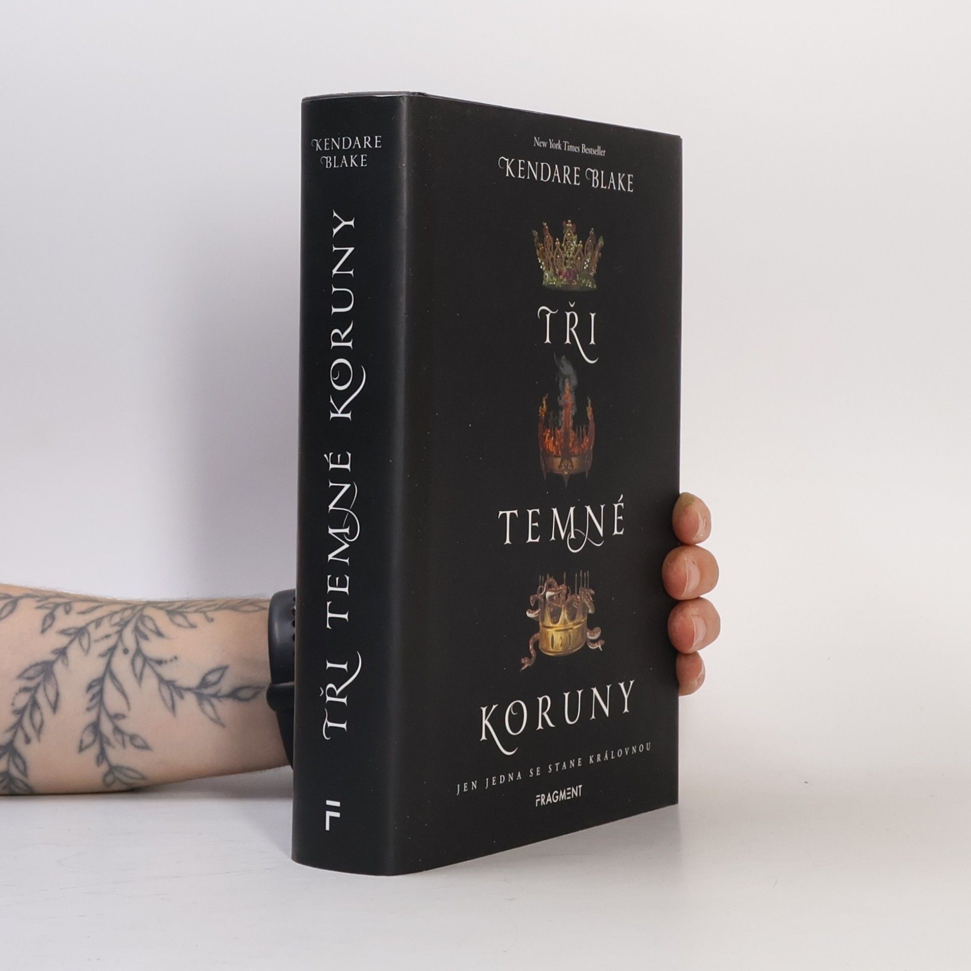 Kendare Blake Tři temné koruny