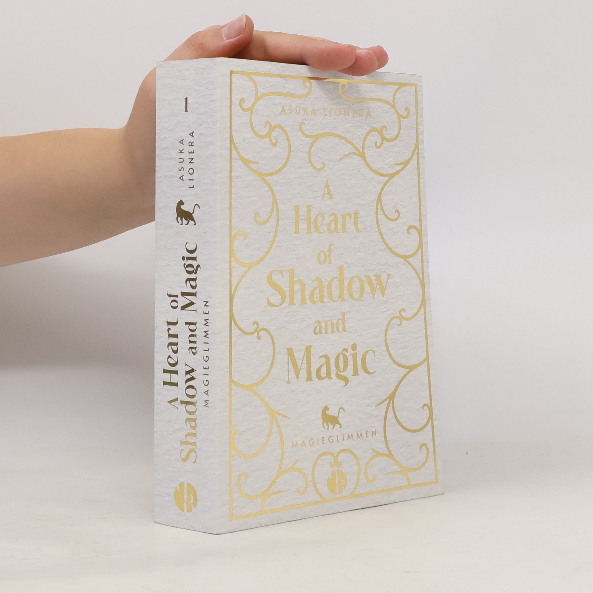 A Heart of Shadow and Magic: Magieglimmen | Mit wunderschönem Farbschnitt