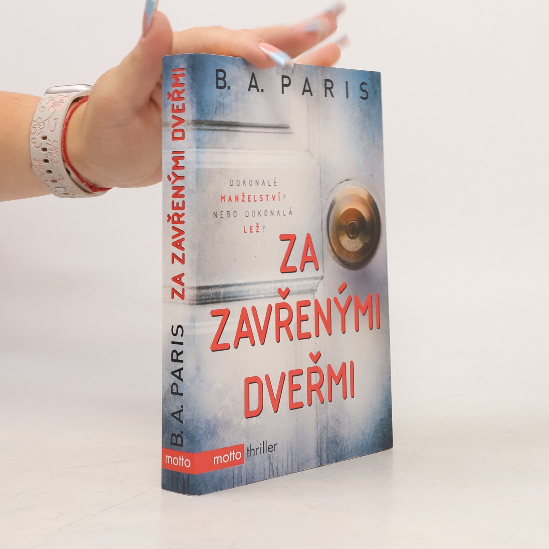 B.A. Paris Za zavřenými dveřmi