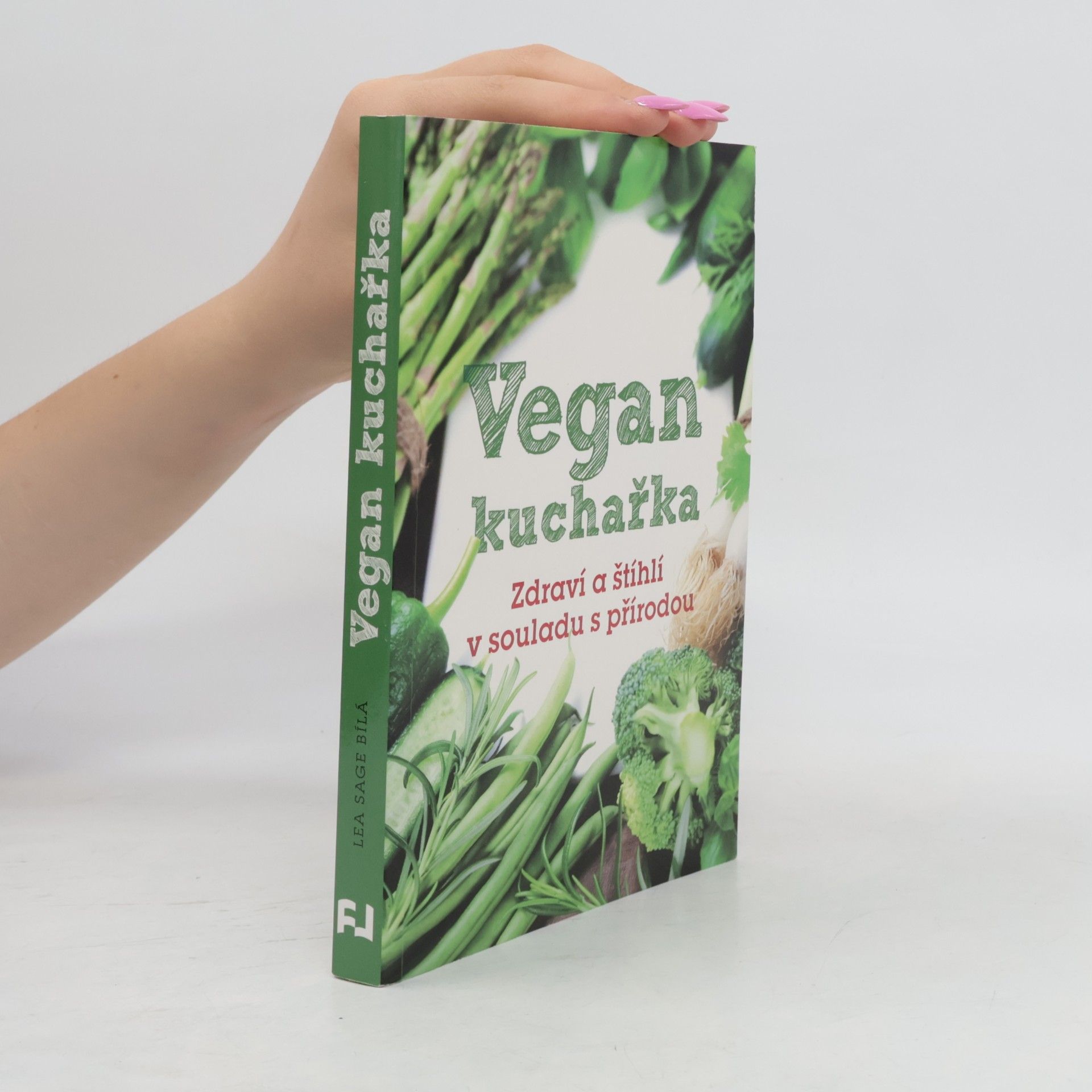 Lea Sage Bílá Vegan kuchařka: Zdraví a štíhlí v souladu s přírodou