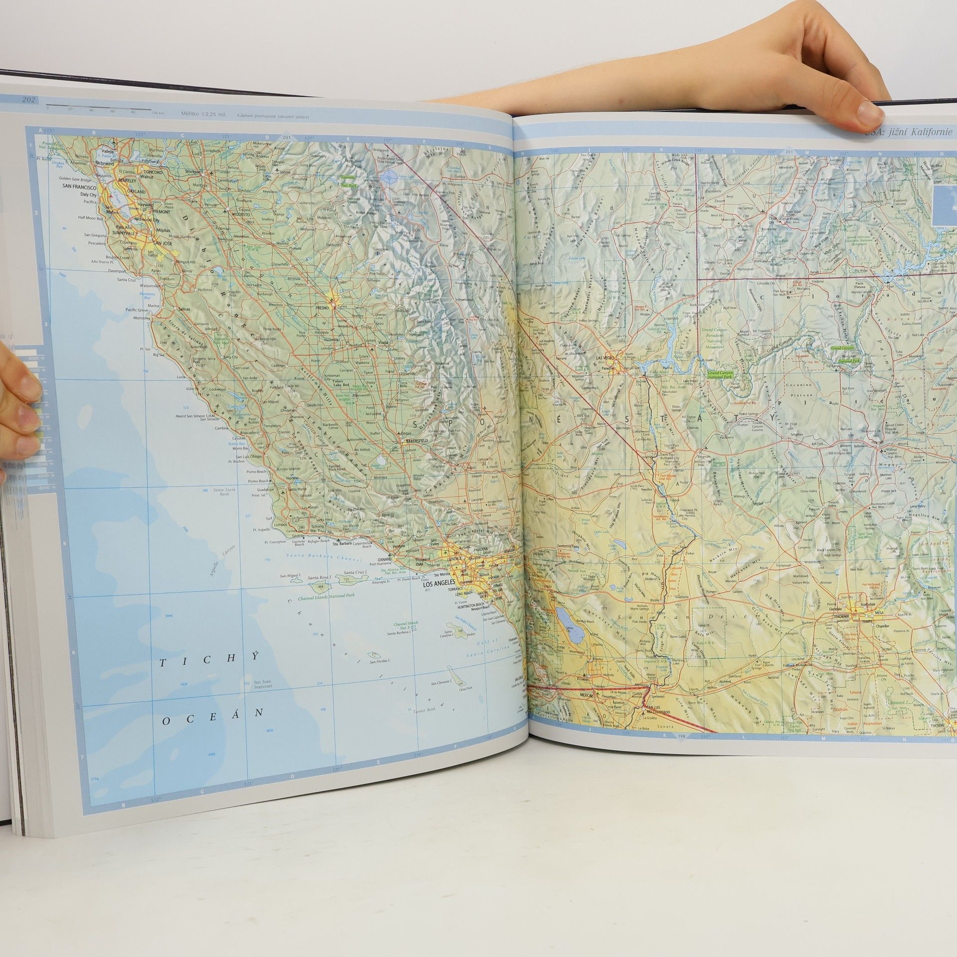 Kolektív autorov Atlas světa svět v mapách. Svět ve skutečnosti. Svět v obrazech