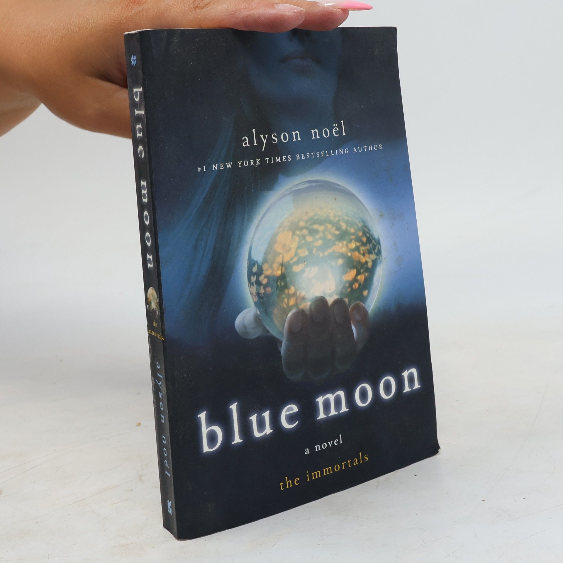Alyson Noë͏l Blue Moon