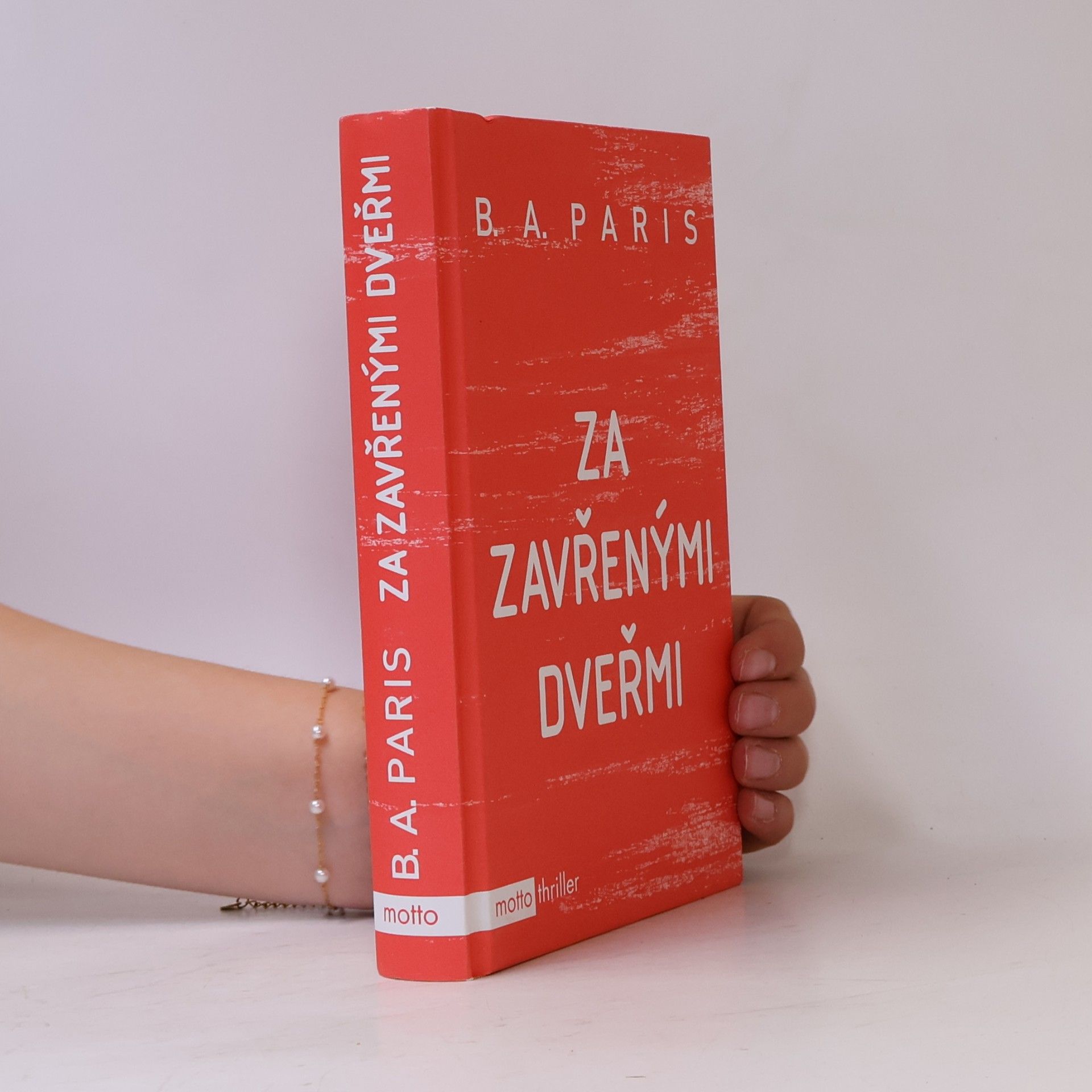 B.A. Paris Za zavřenými dveřmi